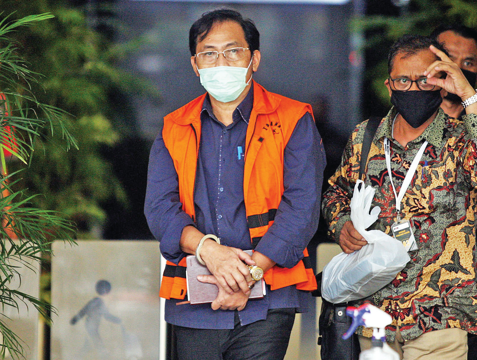 Gubernur nonaktif Kepulauan Riau Nurdin Basirun keluar dari Gedung KPK setelah mengikuti sidang vonis secara daring Pengadilan Tipikor 