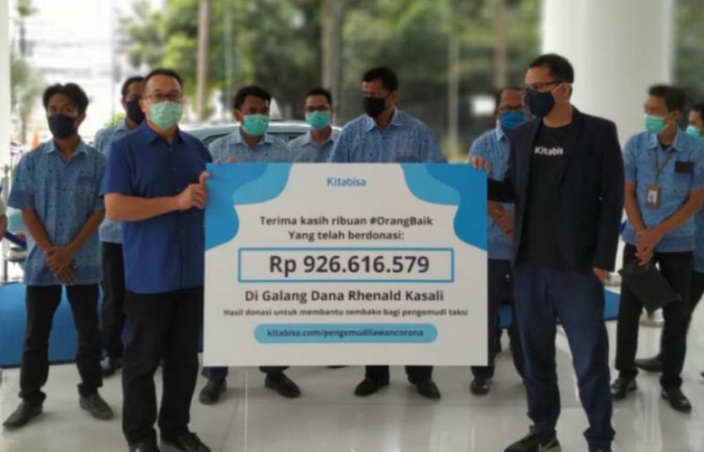 Pendiri Rumah Perubahan Rhenald Kasali menyalurkan sumbangan dari masyarakat untuk para pengemudi taksi di Kantor Bluebird, Selasa (21/4).