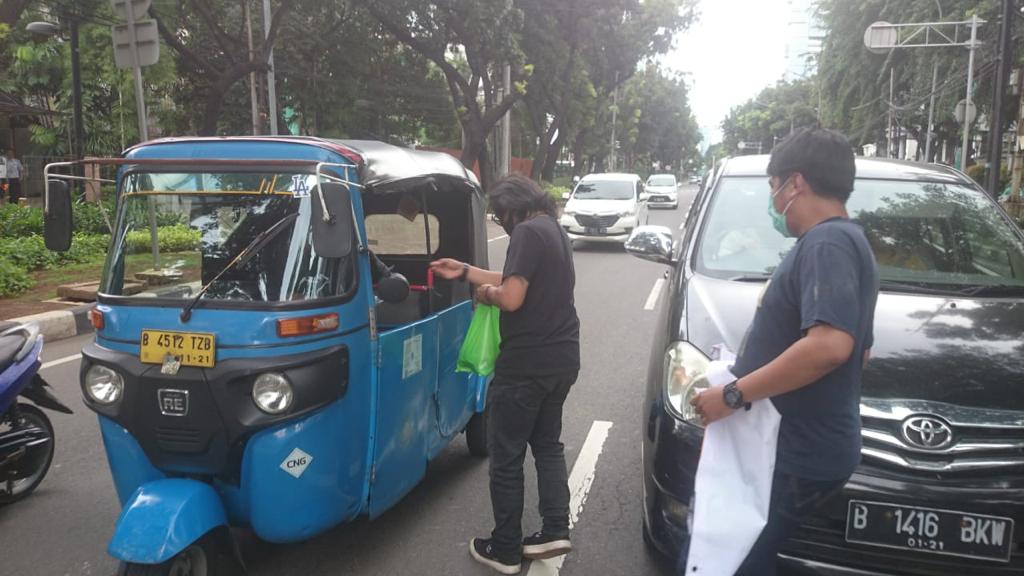 Wartawan balaikota DKI membagikan masker dan hand sanitizer ke pengguna jalan di sekitar balaikota DKI Jakarta