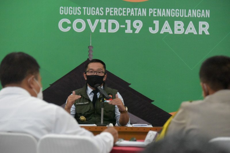 Gubernur Jawa Barat, Ridwan Kamil di Gedung Sate, Bandung, Senin (27/4)
