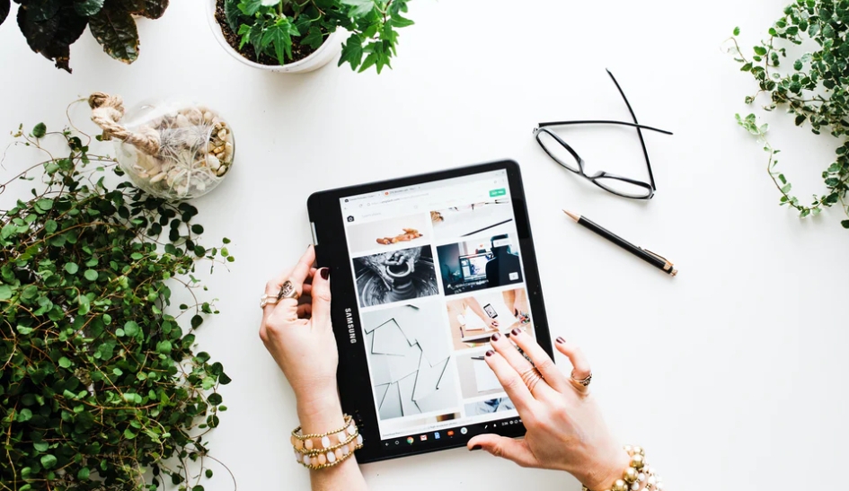 Salah satu hal penting saat belanja daring adalah memilih e-commerce dan akun terpercaya.