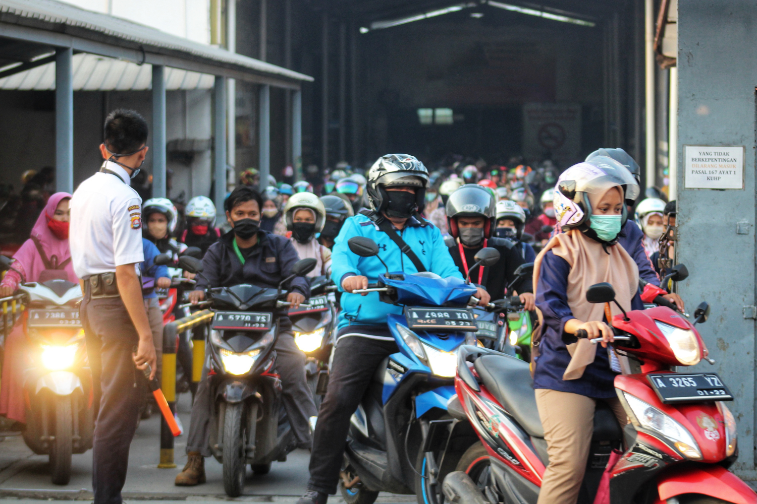 Rombongan buruh meninggalkan pabrik di kawasan Cikupa, Tangerang, saat jam pulang kerja.