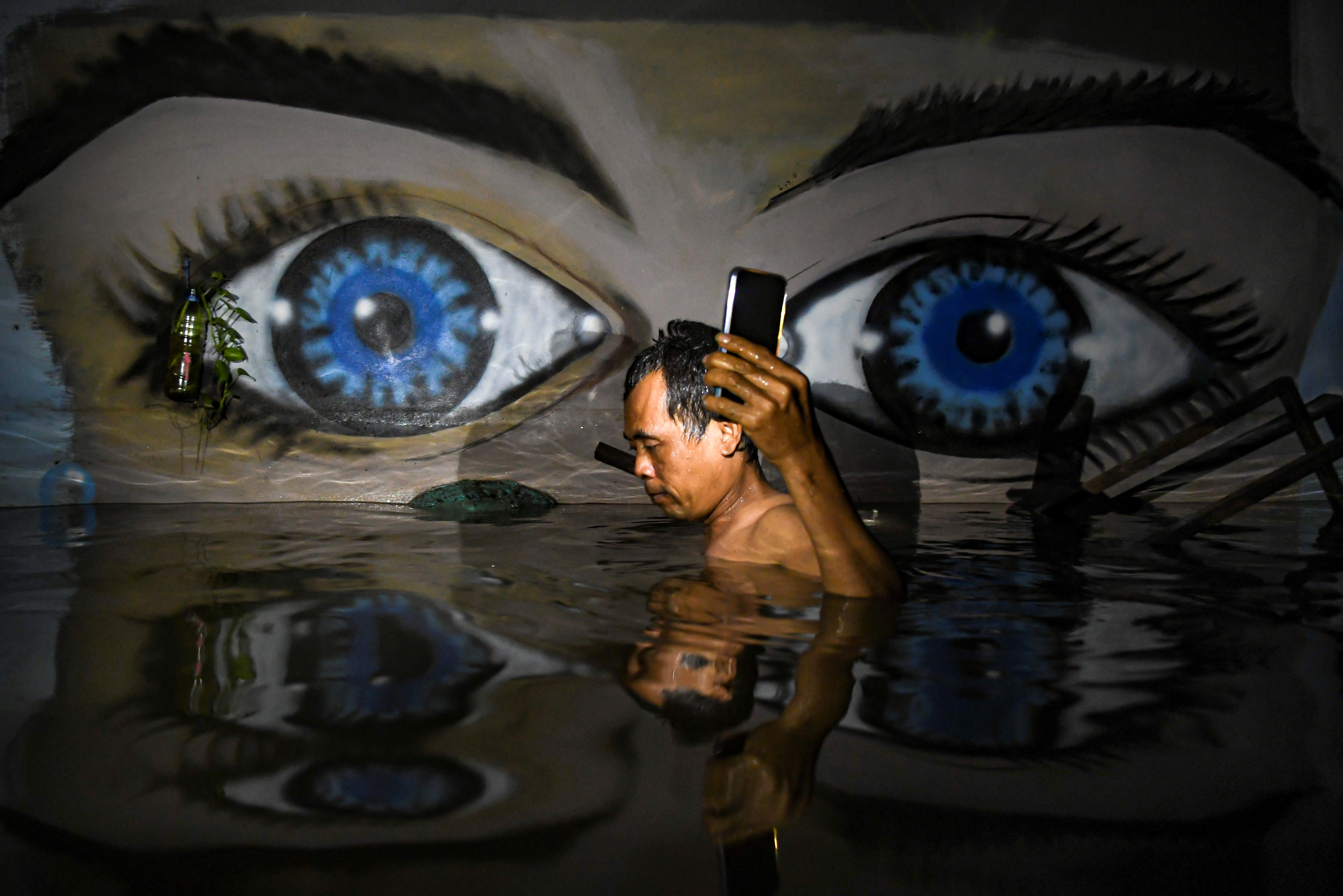Seorang warga saat banjir di kawasan Kampung Baru, Kembangan, Jakarta Barat, Kamis (2/1/2020).