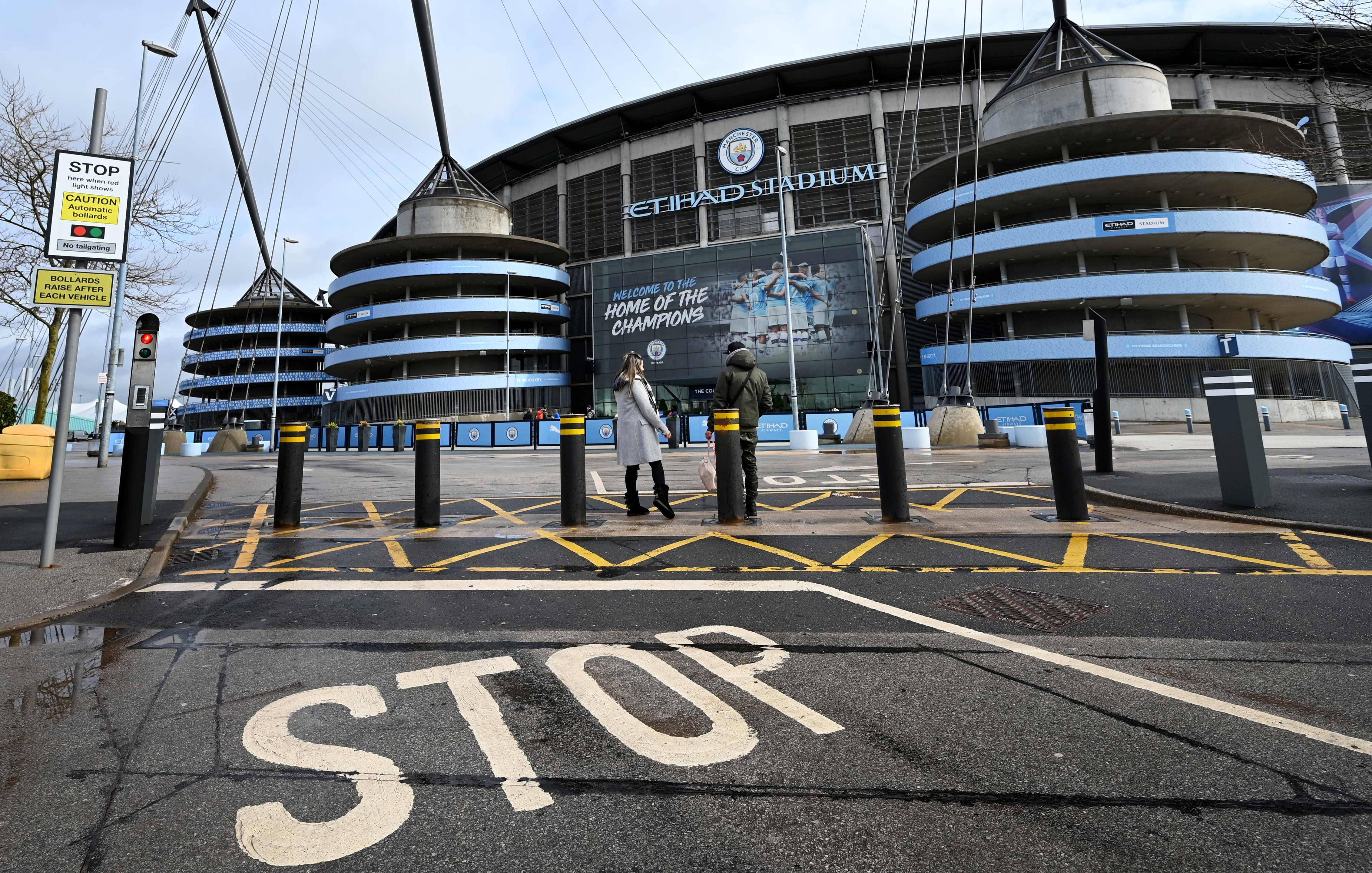 Stadion Etihad, markas Manchester City, terlihat sepi setelah Liga Primer Inggris dibekukan.