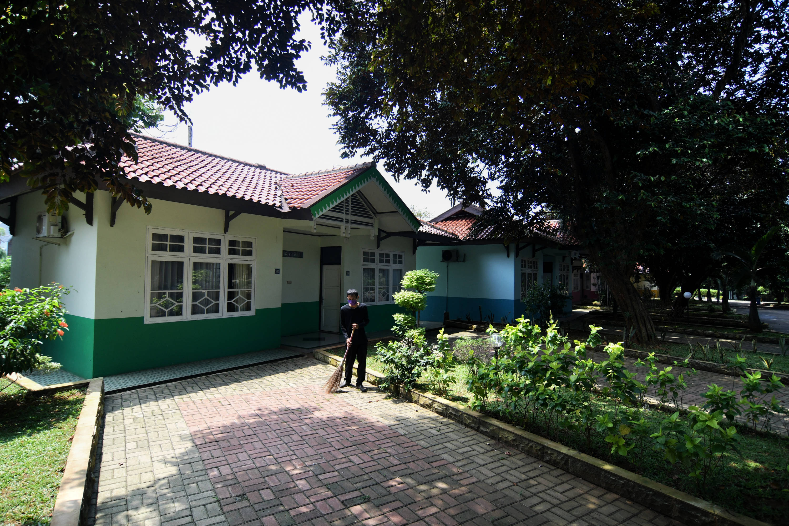 Petugas merapihkan ruangan yang akan dijadikan tempat tinggal sementara bagi tenaga medis penanganan covid-19 di SMKN 57 Pasar Minggu.