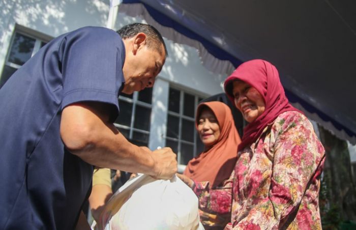 Ilustrasi - Warga menerima sembako.