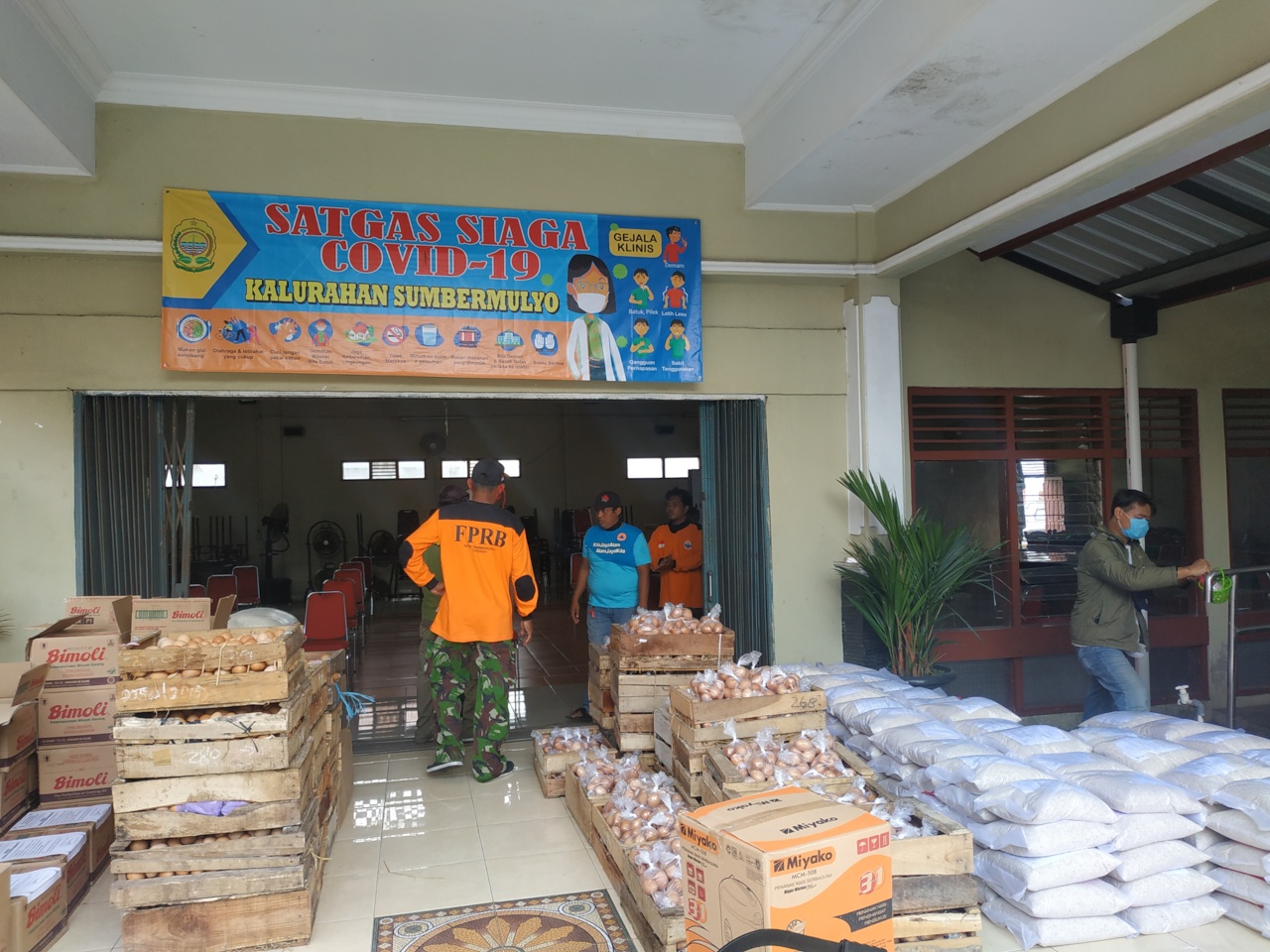 Warga Miskin Dapat Bantuan dari Pemerintah Desa Sumber Mulyo, Yogyakarta, Sabtu (4/4). 