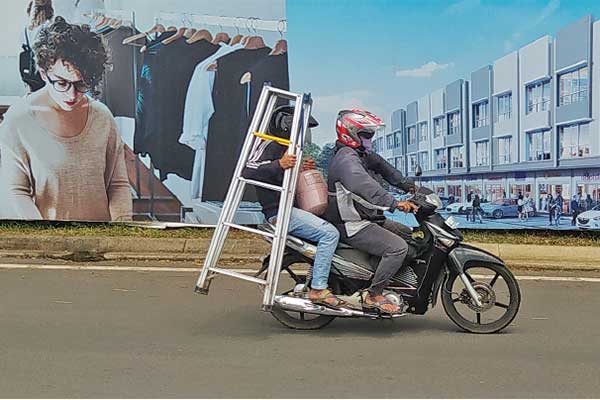 Pengendara sepeda motor melintas di samping papan billboard properti di kawasan Gading Serpong, Tangerang, Banten, kemarin.