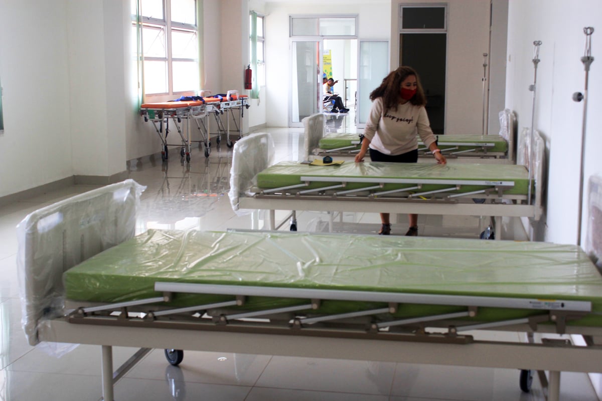 Petugas menyiapkan tempat tidur di Rumah Sakit Fakultas Kedokteran, Universitas Nusa Cendana Kupang, Nusa Tenggara Timur (NTT), Jumat (27/3)