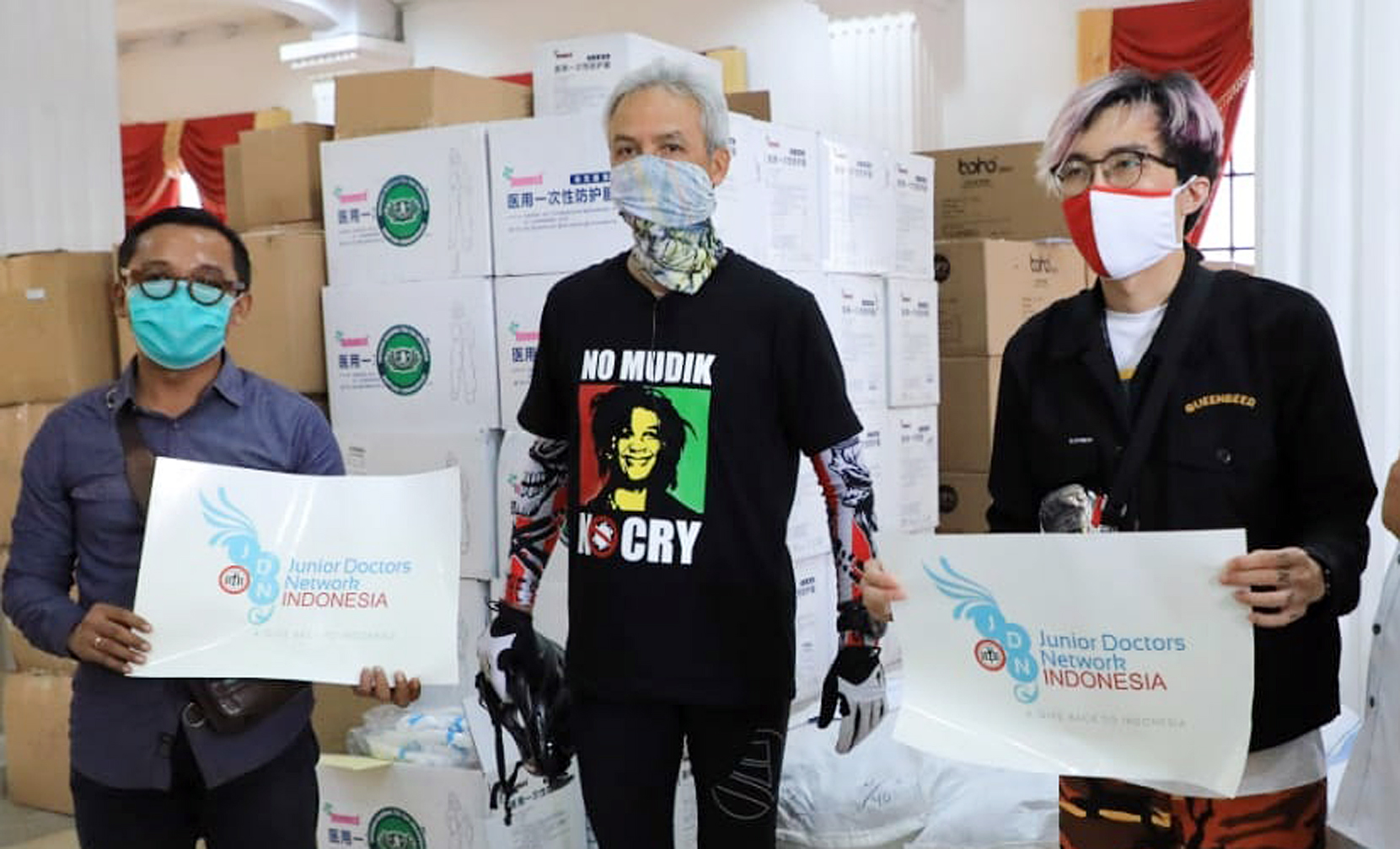 Gubernur Ganjar Pranowo (tengah) menggunakan kaos No Mudik No Cry sebagai kampanye memutus rantai penyebaran covid-19.