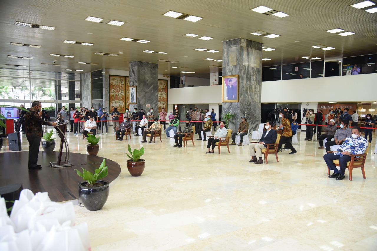  Acara penyerahan bantuan sembako bagi warga sekitar kompleks parlemen dan karyawan DPR di Gedung Nusantara III DPR RI, Kamis siang (23/4)