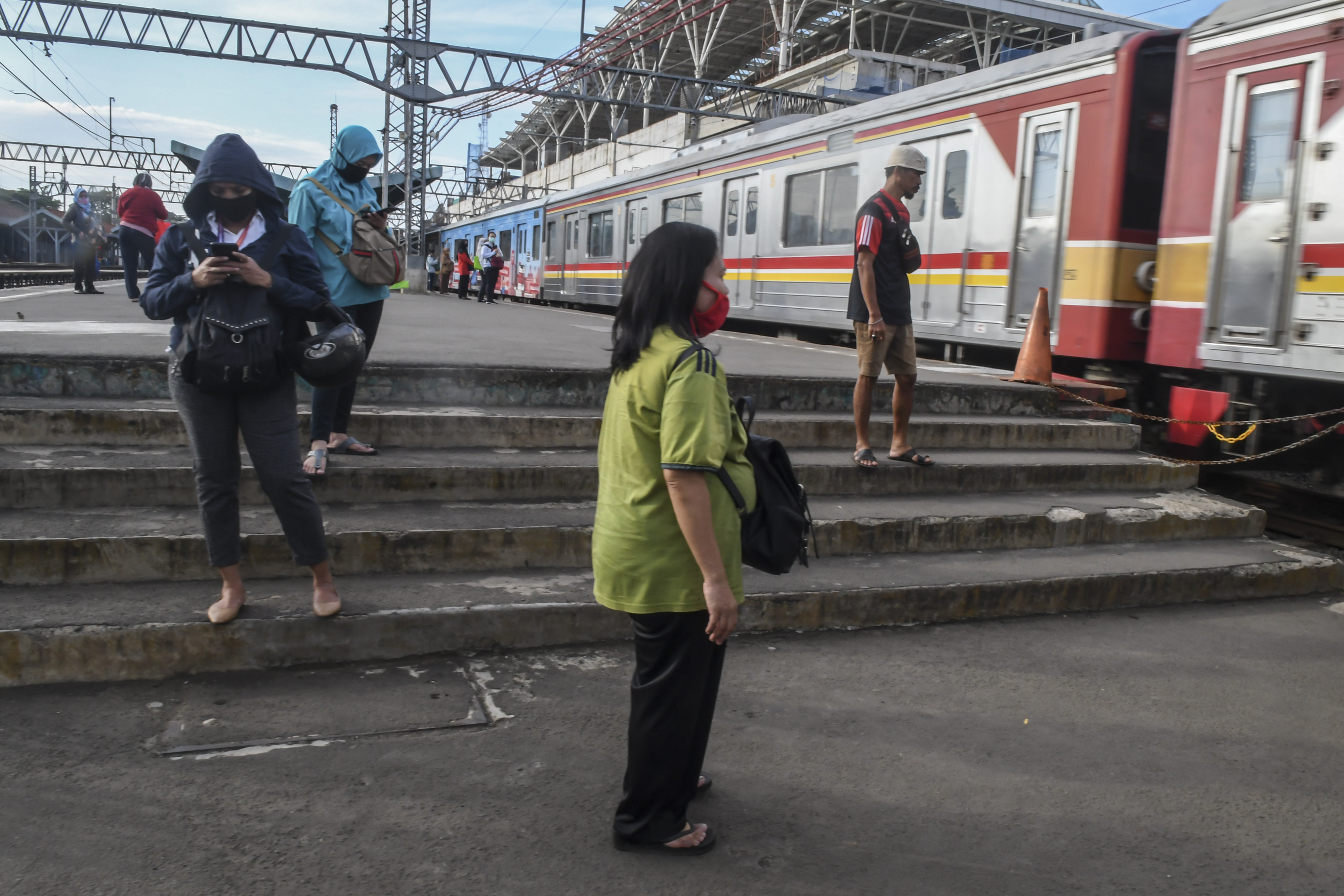 Pembatasan operasional KRL di Stasiun Manggarai, Senin (6/4), pascadikeluarkannya aturan PSBB untuk mengurangi penyebaran covid-19.