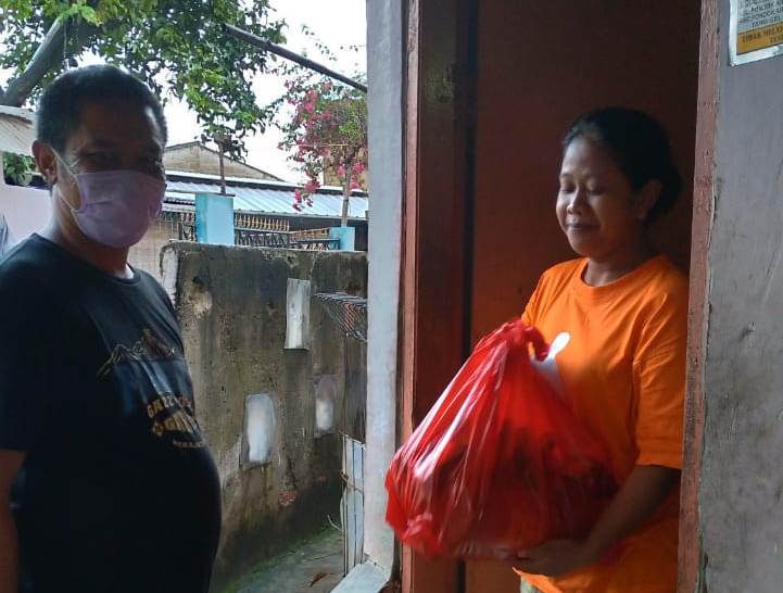 BPJAMSOSTEK Kantor Cabang Jakarta Slipi membagikan sembako kepada pekerja dan masyarakat di tiga titik lokasi. 