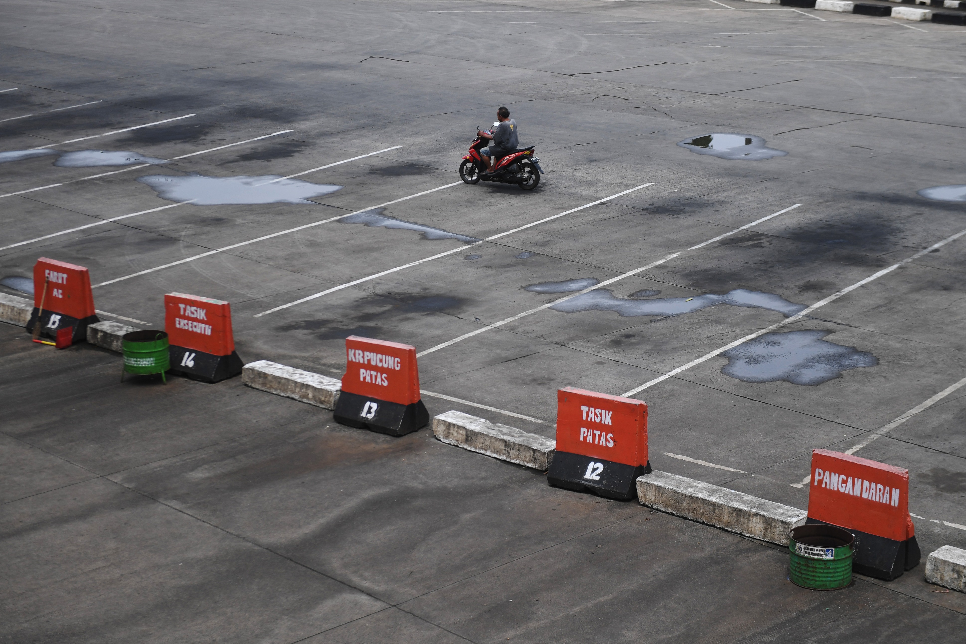 Suasana Terminal Bus Kampung Rambutan, Jakarta, Sabtu (25/4).