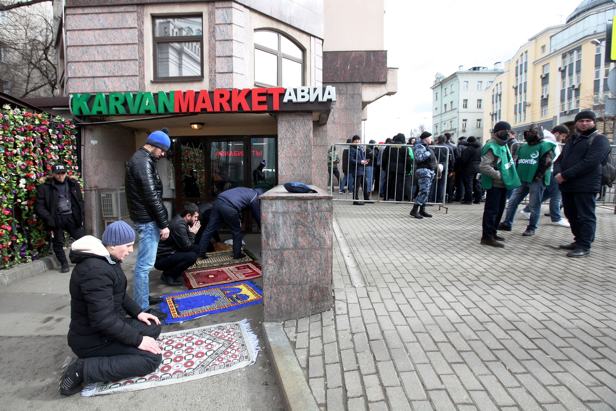 Karena masjid ditutup, umat Islam menunaikan salat Zuhur di emperan toko, di luar Masjid Agung Moskow, Rusia, Jumat (20/3).