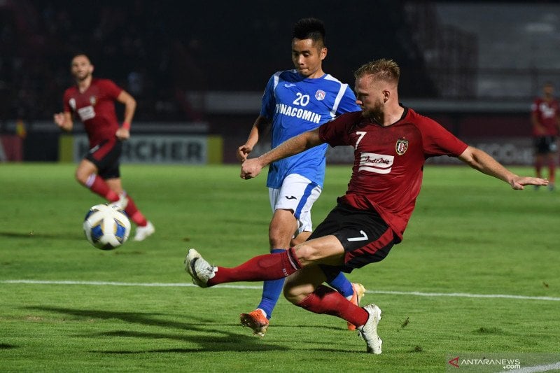 Ilustrasi - Pesepak bola Bali United Melvin Platje (kanan) menendang bola yang dikejar pesepak bola Than Quang Ninh Vietnam Nguyen Xuan Hung