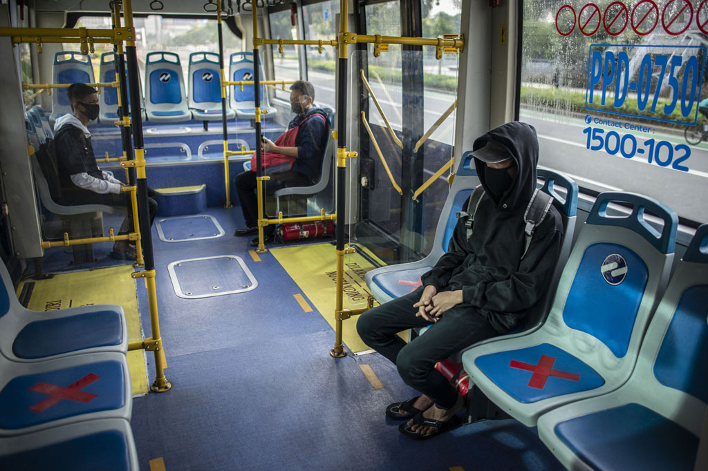 Penumpang Transjakarta yang memberlakukan jarak sosial (social distancing) di Jakarta, Jumat, 10 April 2020