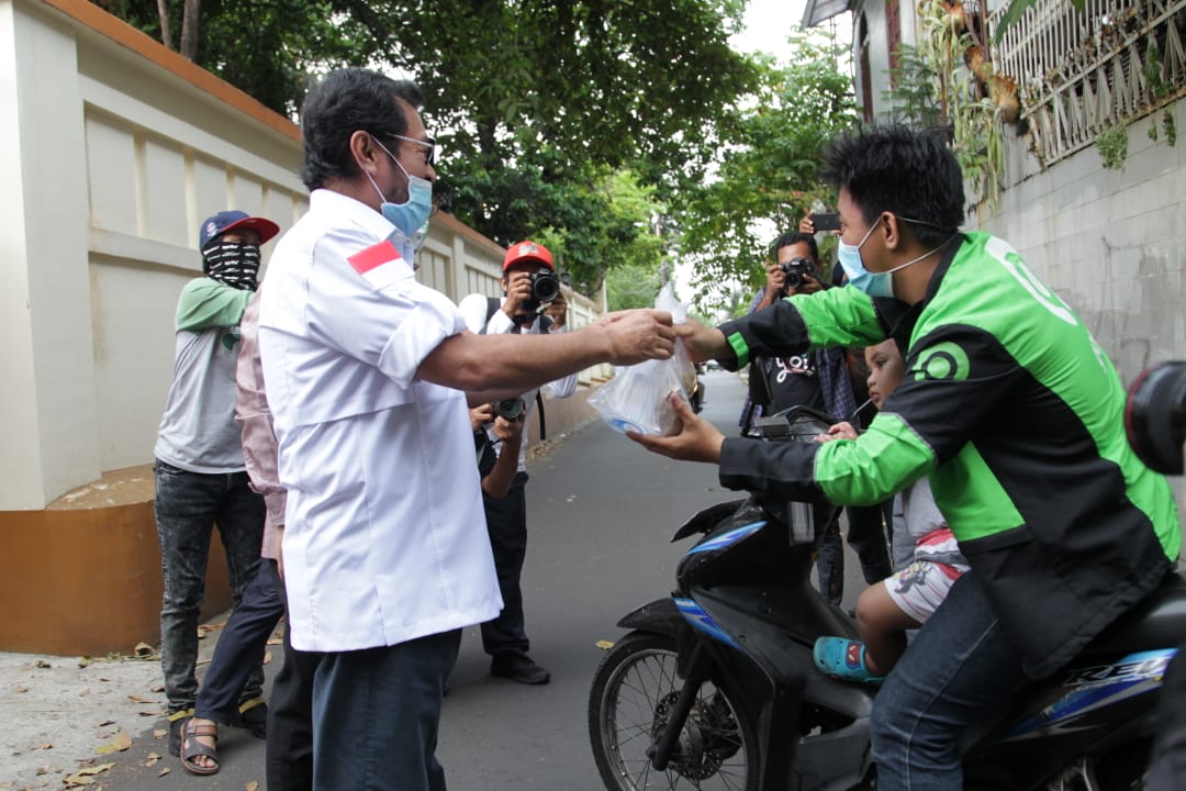 Ketua Komite II DPR Yorrys Raweyai membagikan takjil kepada masyarakat