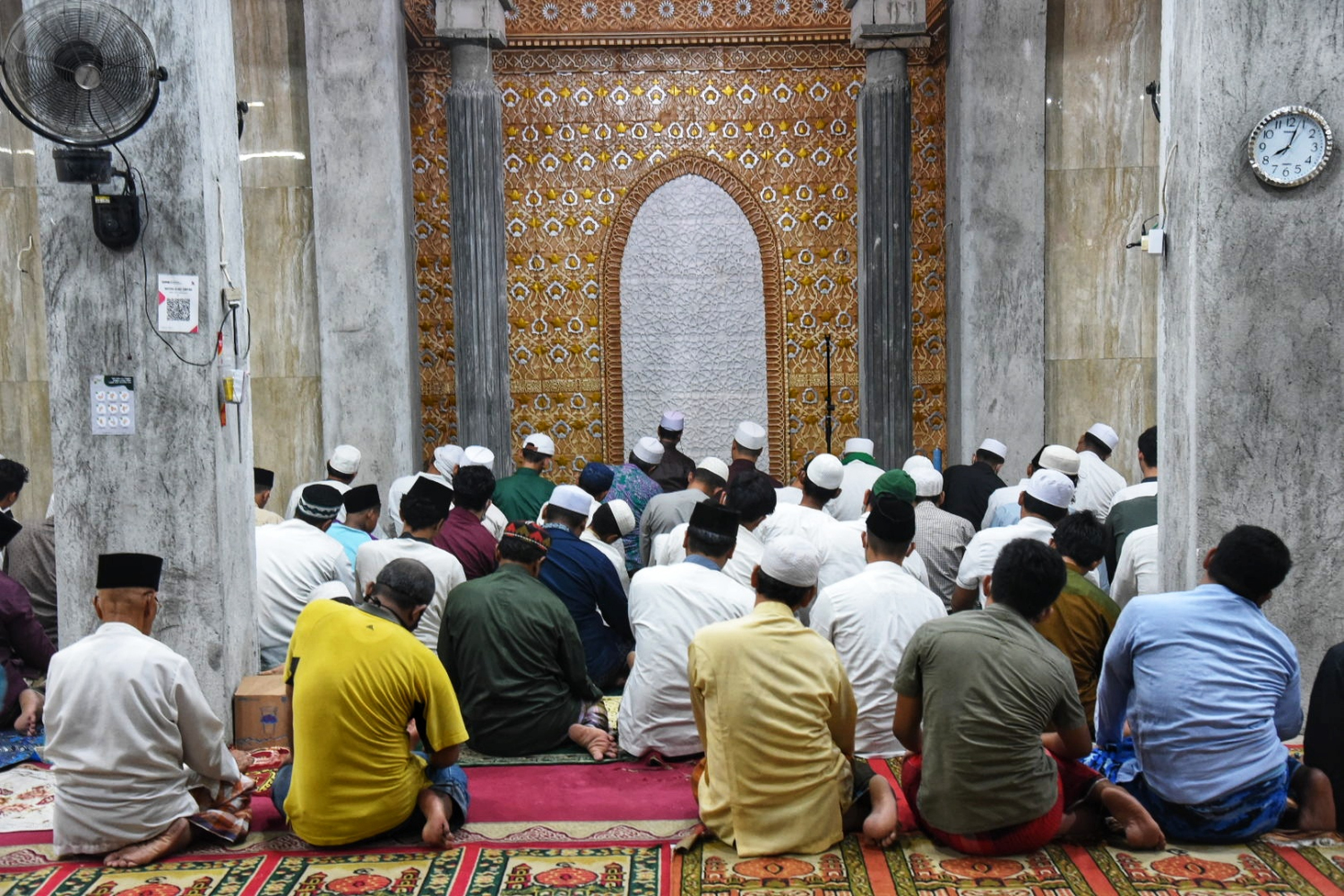 Umat muslim melaksanakan salat tarawih di Masjid Adz-Zuhriyah, Meruya Selatan, Jakarta Barat, Kamis (23/4).