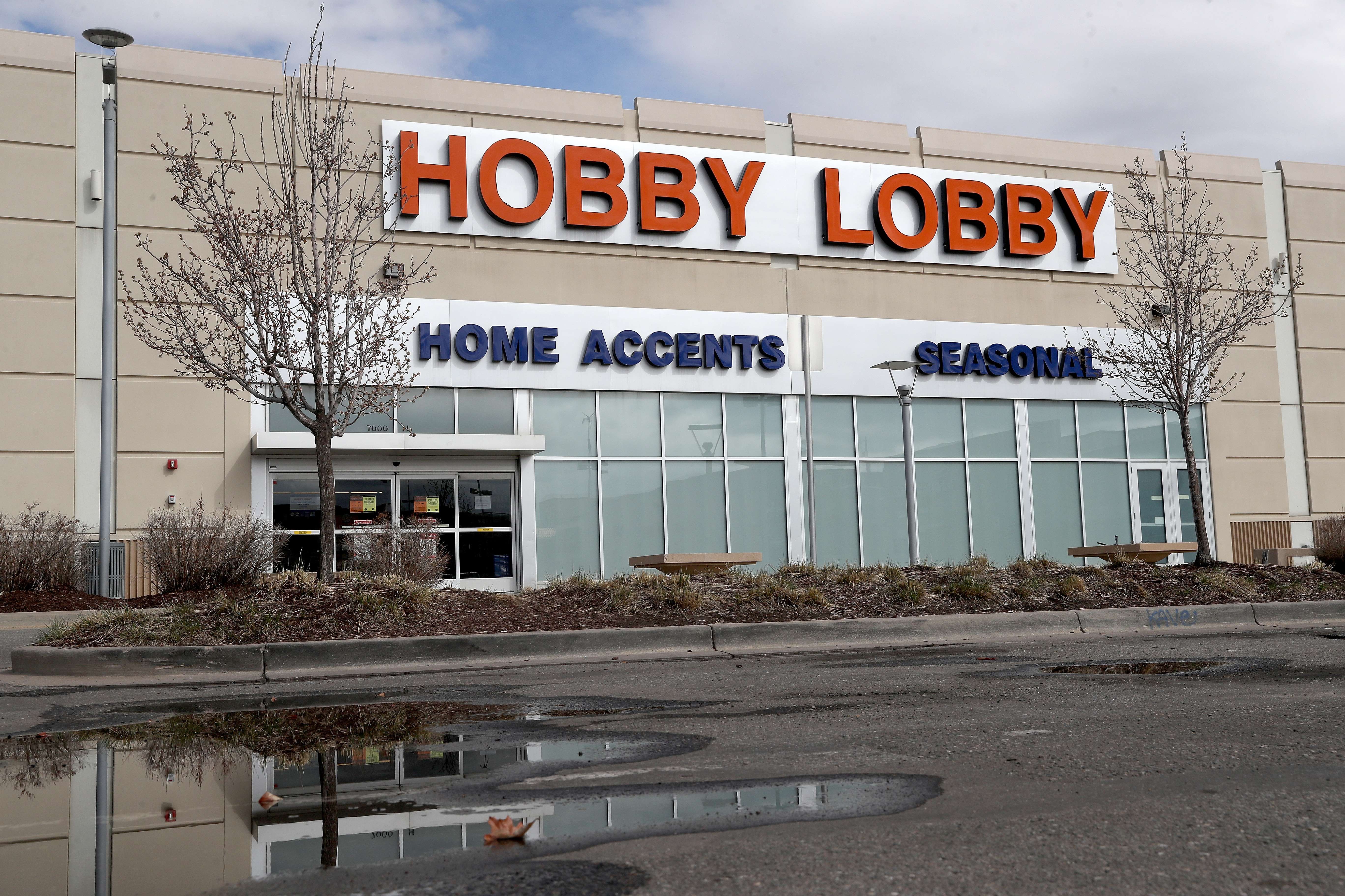 Toko besar Hobby Lobby di Lakewood, Colorado, AS tutup akibat krisis pandemi Covid-19. Angka pengangguran melonjak di negara itu.