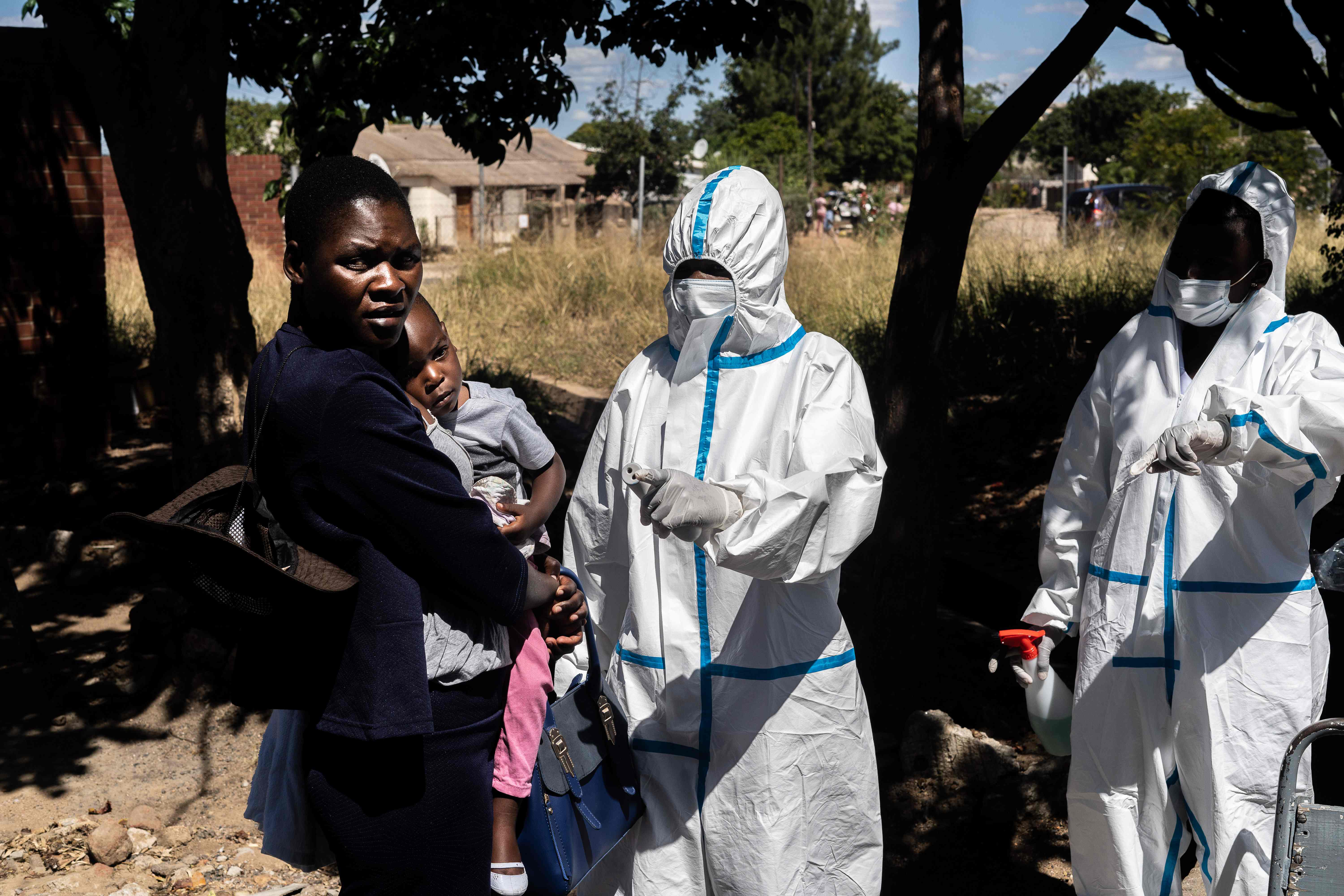 Ilustrasi--Petugas memberi petunjuk kepada ibu dan anak yang berkunjung ke Rumah Sakit Mpilo di Bulawayo, Zimbabwe.