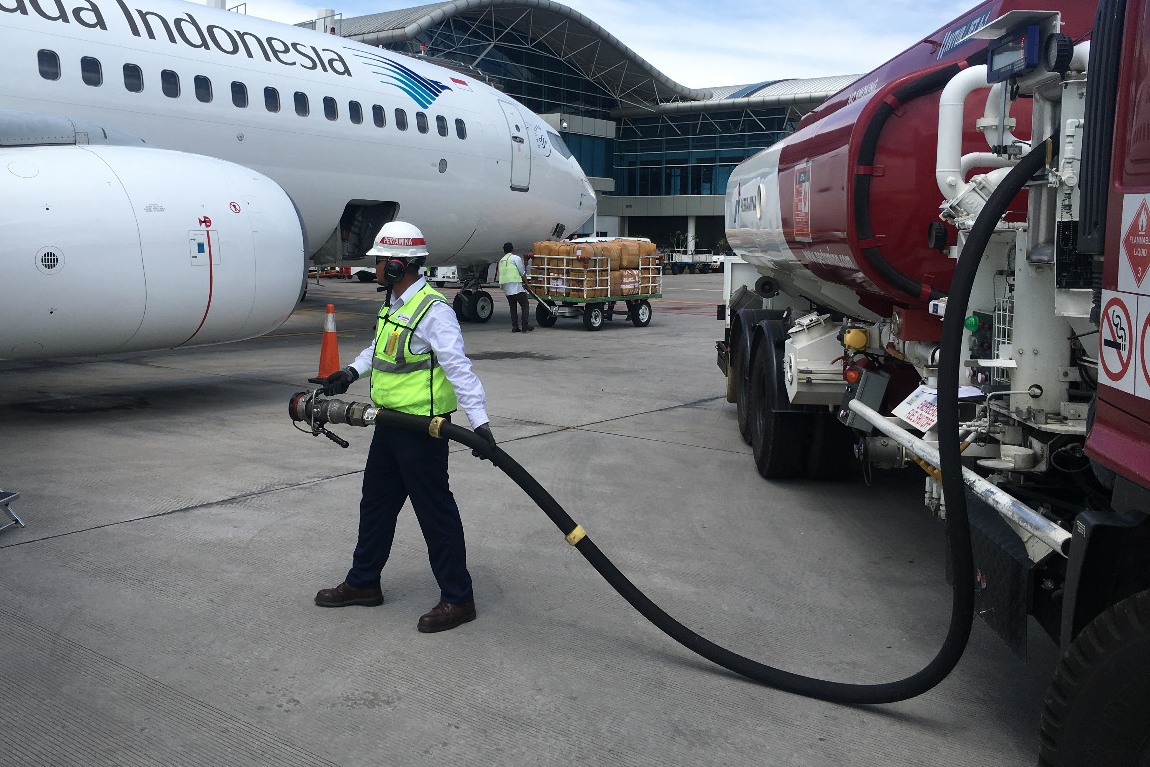 Petugas hendak memasukkan avtur ke pesawat.