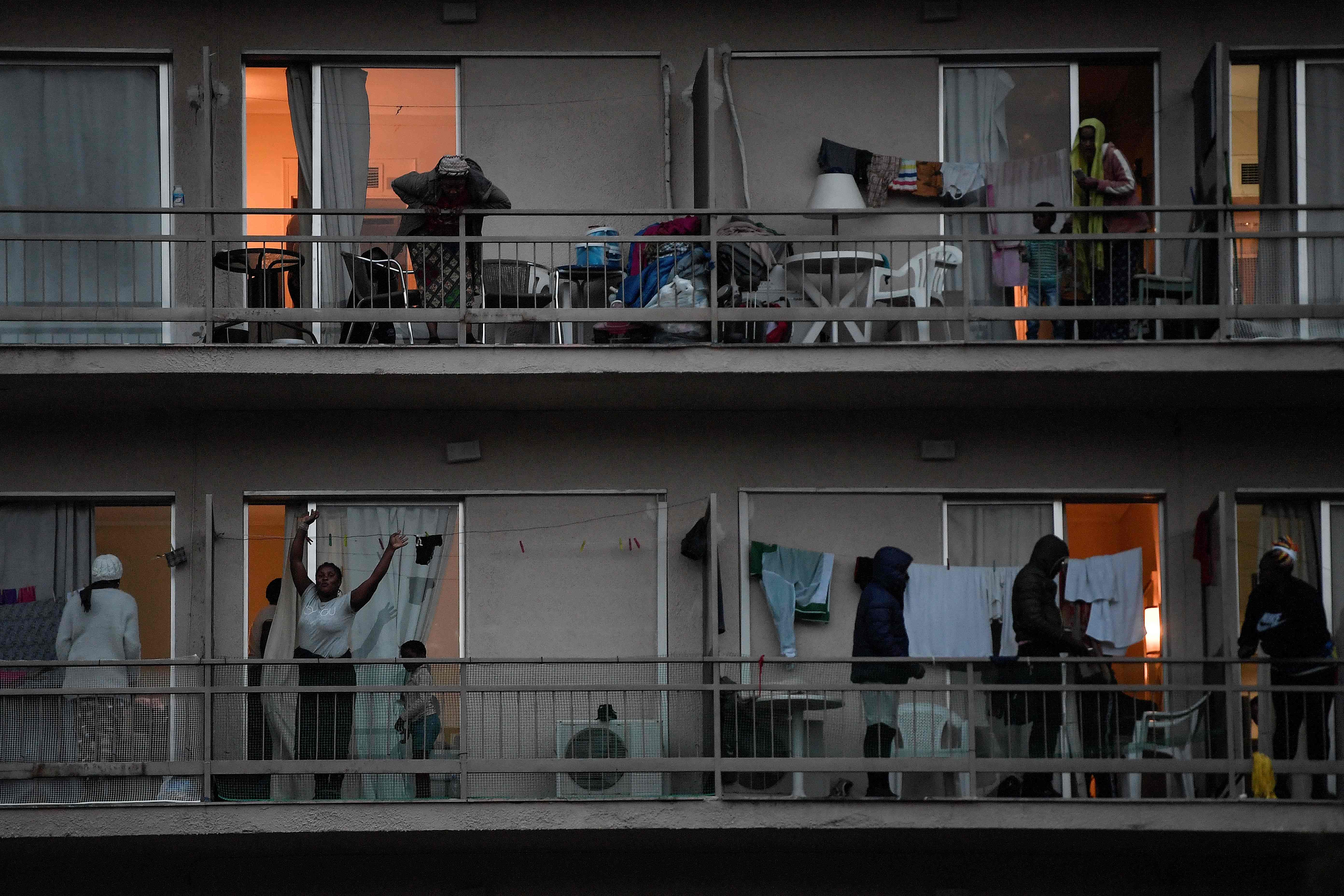 Para pencari suaka di hotel di Peloponnesei, Yunani yang dikarantina setelah ada 150 imigran yang positif covid-19 (21/4) 