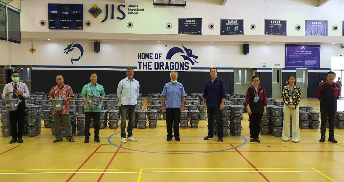 JIS dan Artha Graha Peduli berbagi 1.000 paket sanitasi rumah kepada masyarakat di Jakarta Selatan, Rabu (1/4). 