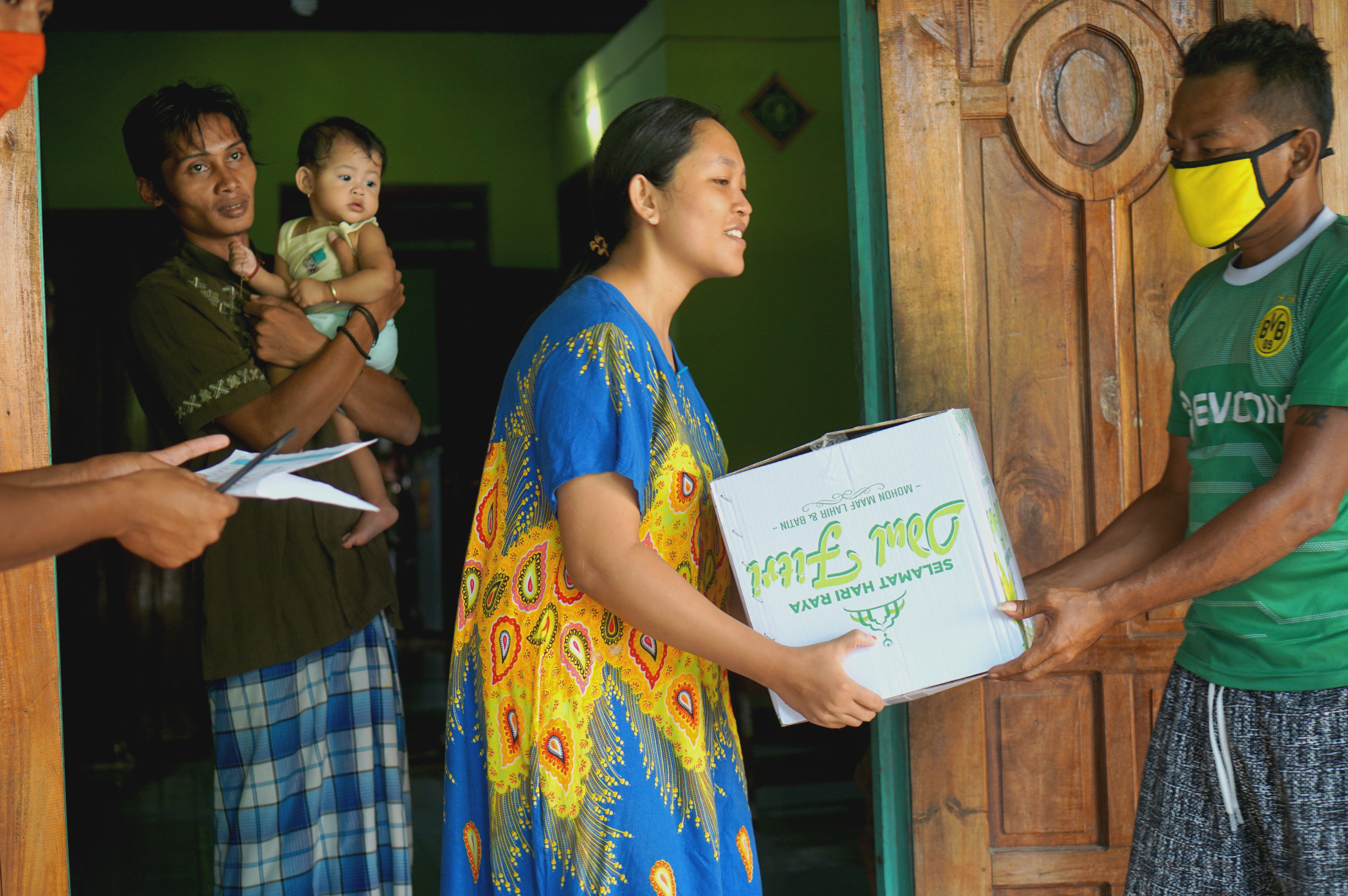 Relawan mendistribusikan bantuan sembako kepada warga yang terdampak kebijakan isolasi wilayah di Desa Jabalsari, Tulungagung, Jawa Timur