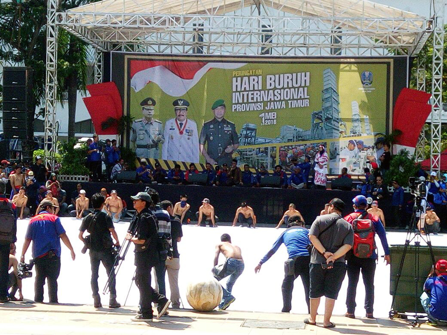 ejumlah buruh melakukan aksi teatrikal dalam peringatan Mayday saat demo di depan Kantor Gubernuran Jawa Timur di Jl Pahlawan Surabaya.