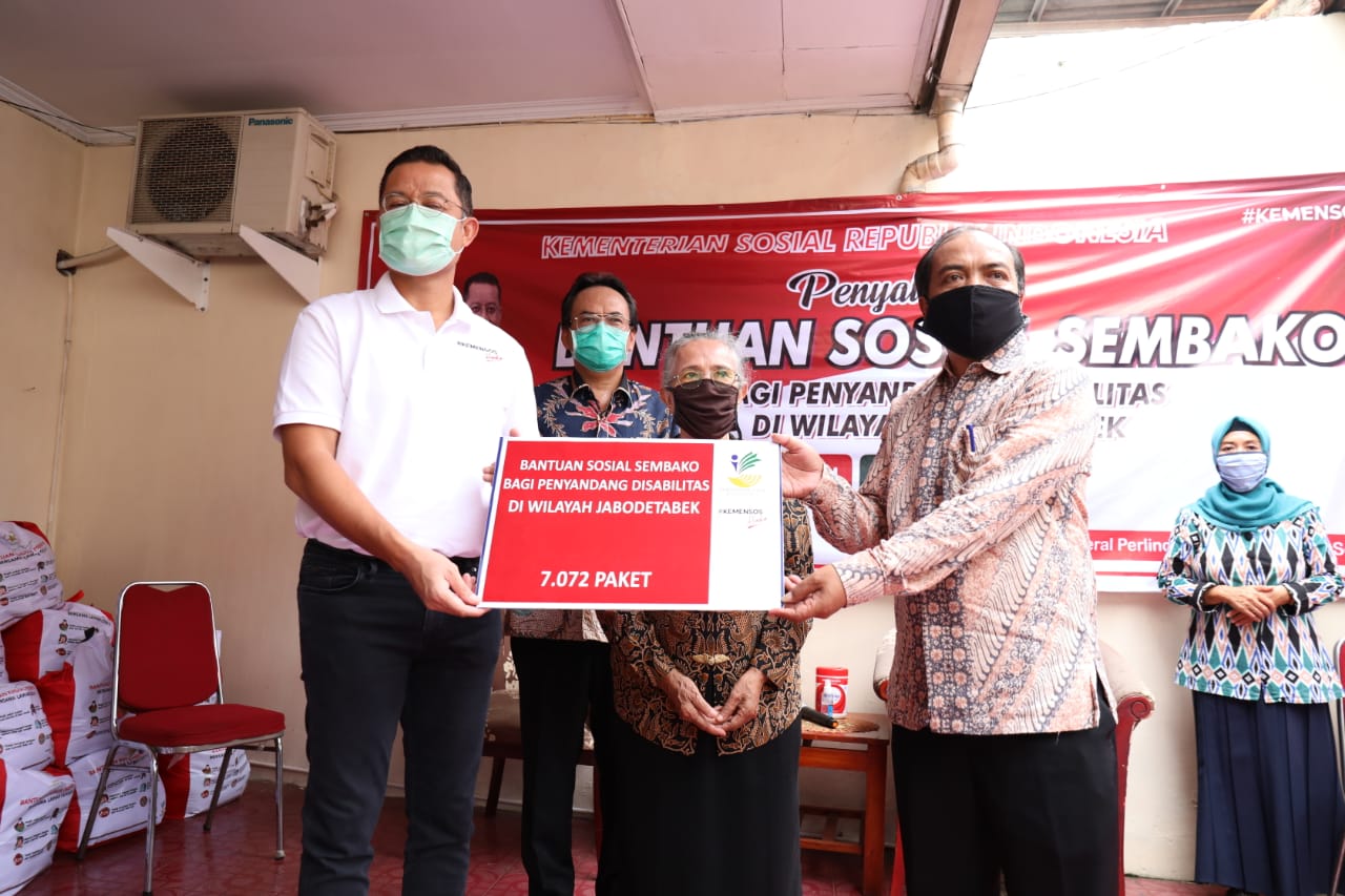 Mensos meninjau distribusi bansos sembako bagi penyandang disabilitas wilayah Jabodetabek di Yayasan PSLB Frobel Montessori. 