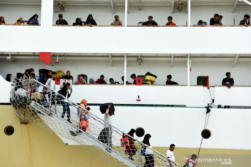 Dokumentasi sejumlah pemudik turun dari KM Lambelu, beberapa waktu lalu. 