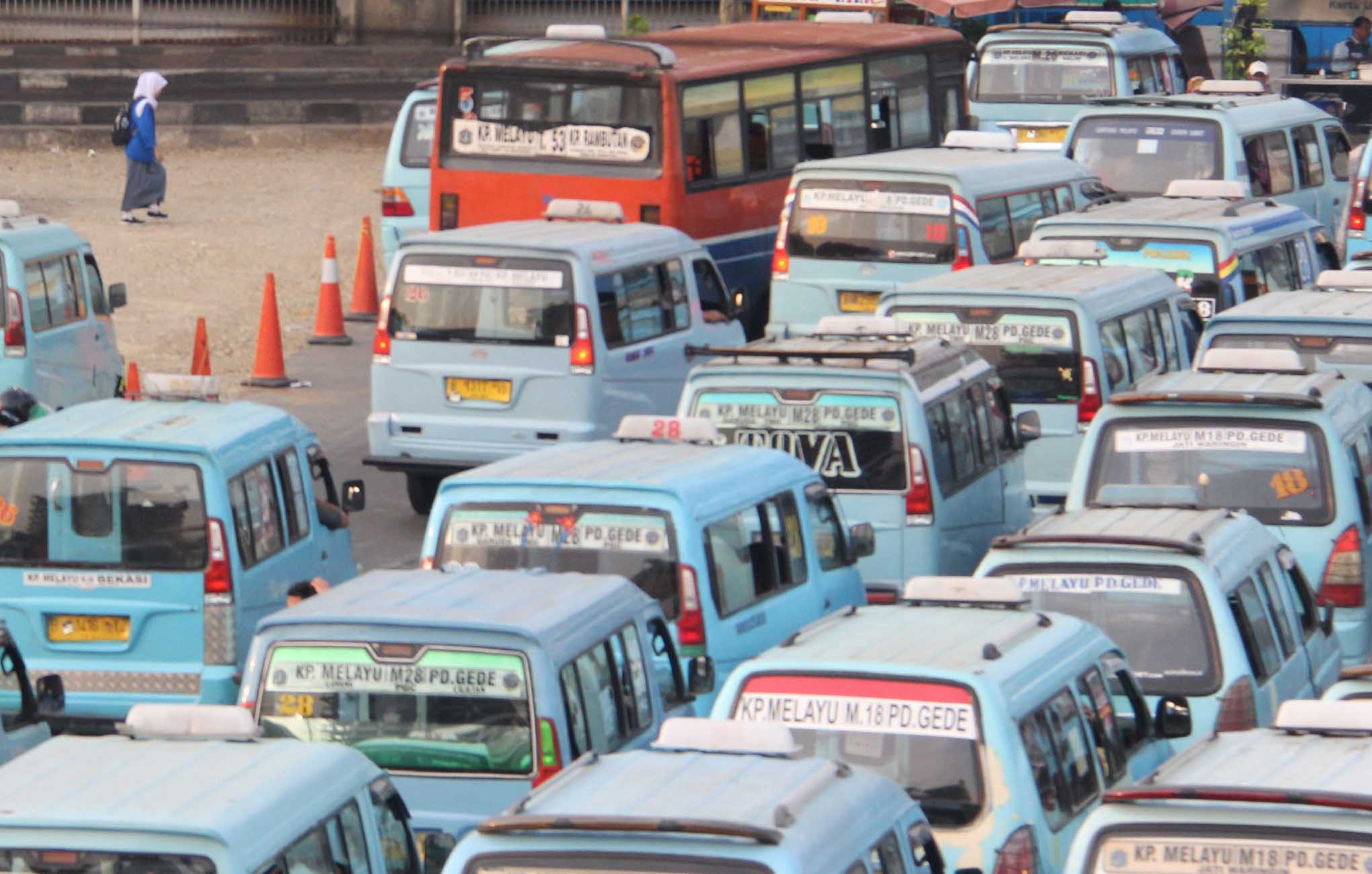 Angkot menunggu penumpang  di Terminal Kampung Melayu, Jakarta.