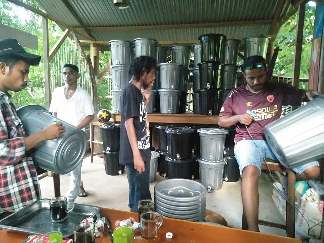 Para pemuda di Taman Daun, di Beluwa, Kelurahan Lewoleba Barat membuat ember yang dibagikan gratis untuk tempat cuci tangan.