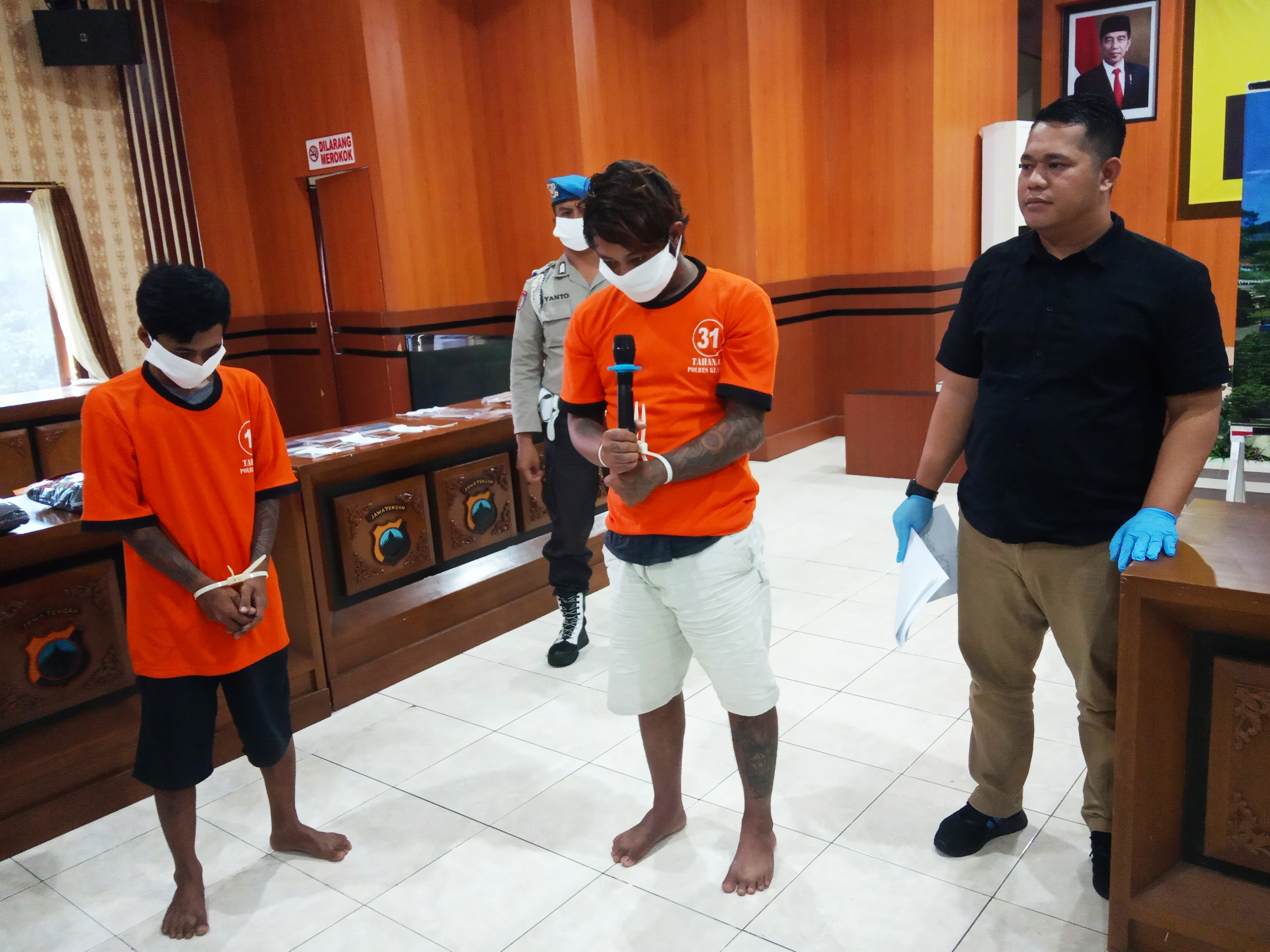 Dua tersangka penembakan Tiko Bayu dihadirkan di Polres Klaten, Jawa Tengah, Kamis (2/4/2020).