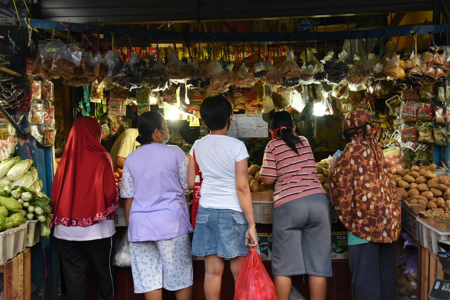 Warga berbelanja di Pasar Jangkrik, Pisangan Baru, Matraman, Jakarta Timur, Kamis (23/4/2020).