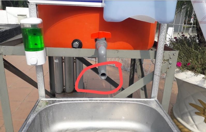 Wastafel yang rusak di Surabaya, Jawa Timur.