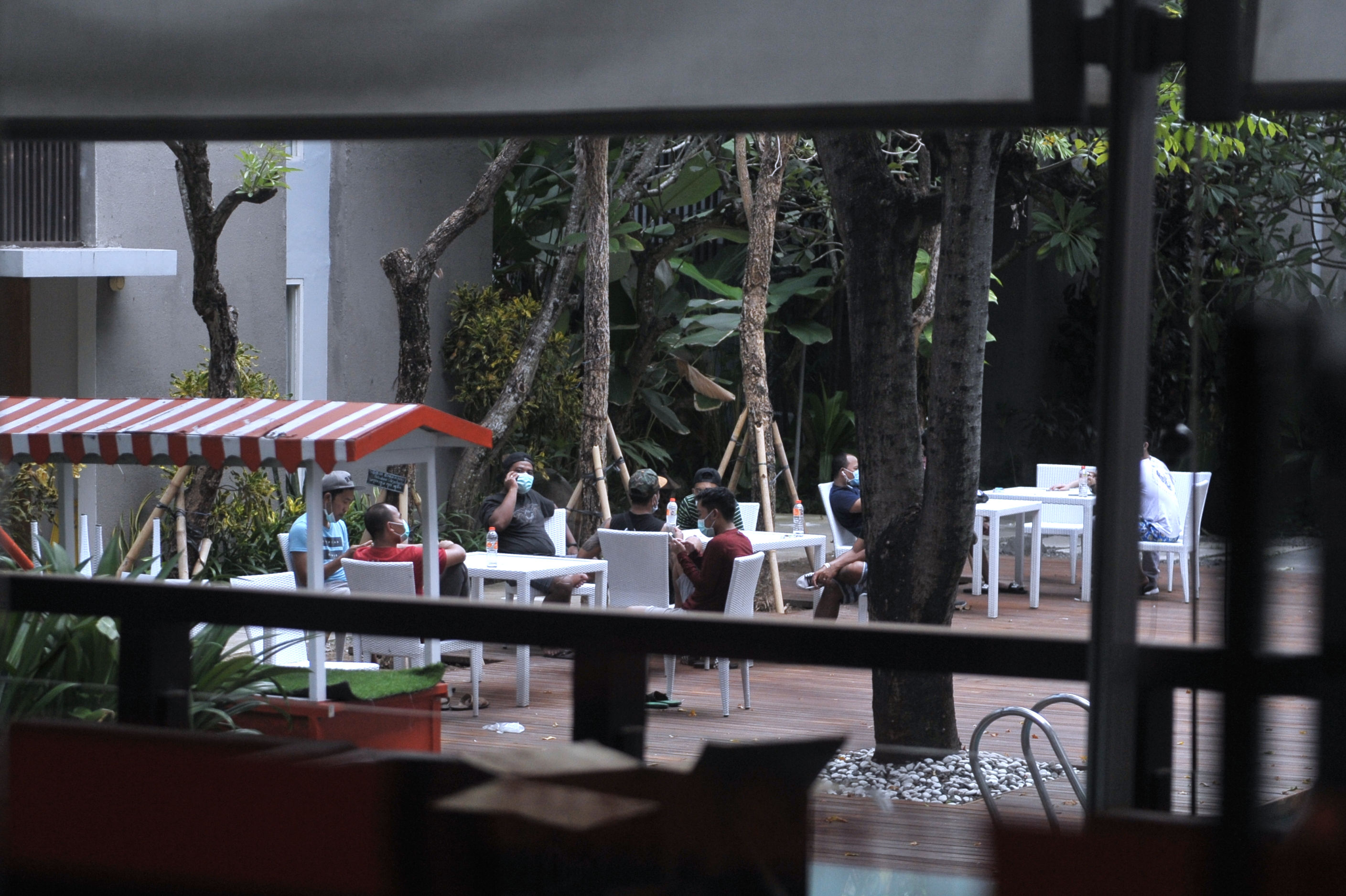 Sejumlah Pekerja Migran Indonesia (PMI) beraktivitas di sebuah hotel yang digunakan sebagai lokasi karantina di Denpasar, Bali, Rabu (15/4).