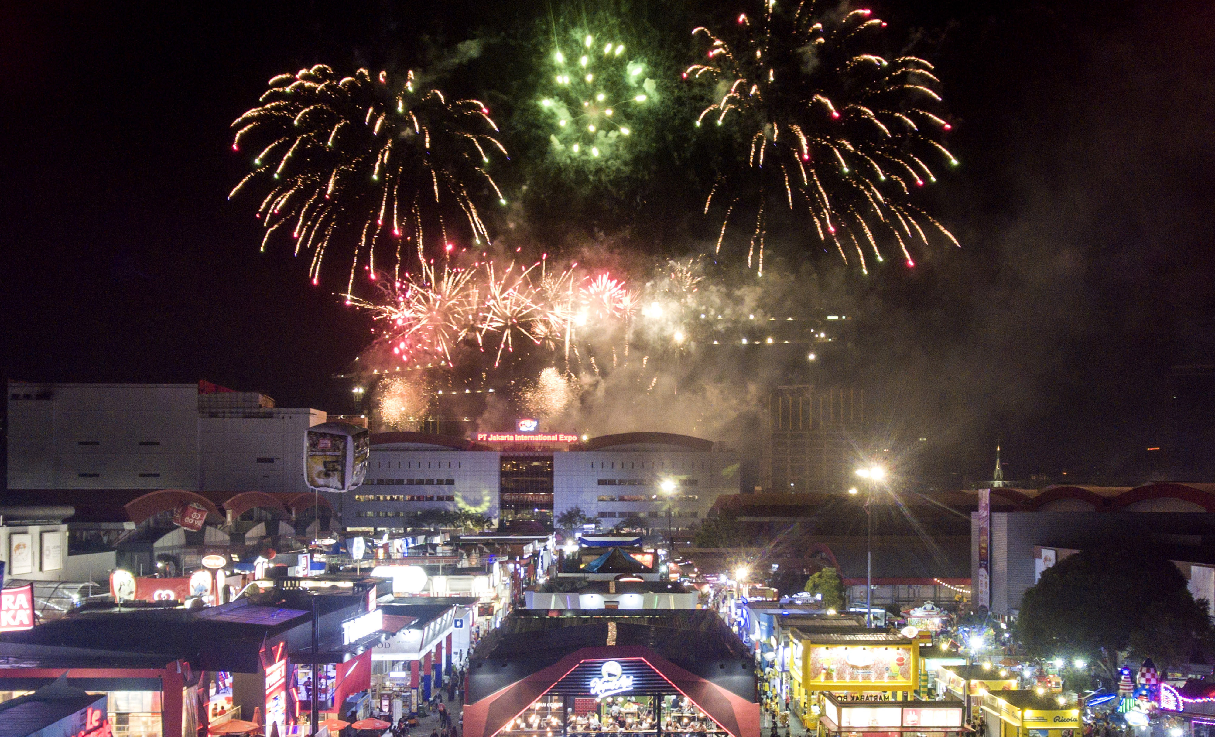 Pesta kembang api menyambut HUT DKI Jakarta dalam gelaran Jakarta Fair Kemayoran.