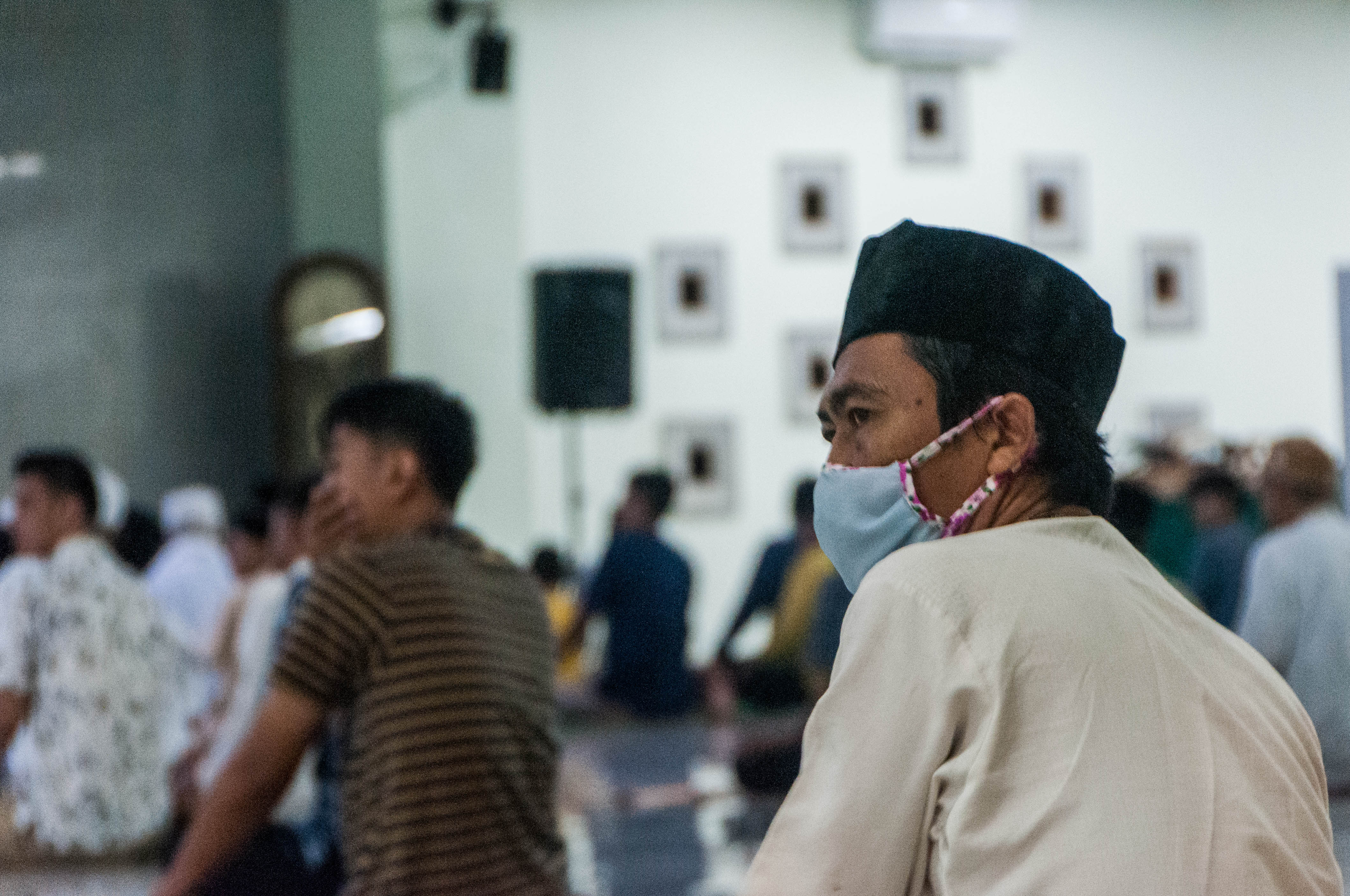 Warga menggunakan masker saat melaksanakan salat tarawih di Masjid Agung Al-Araf, Banten.