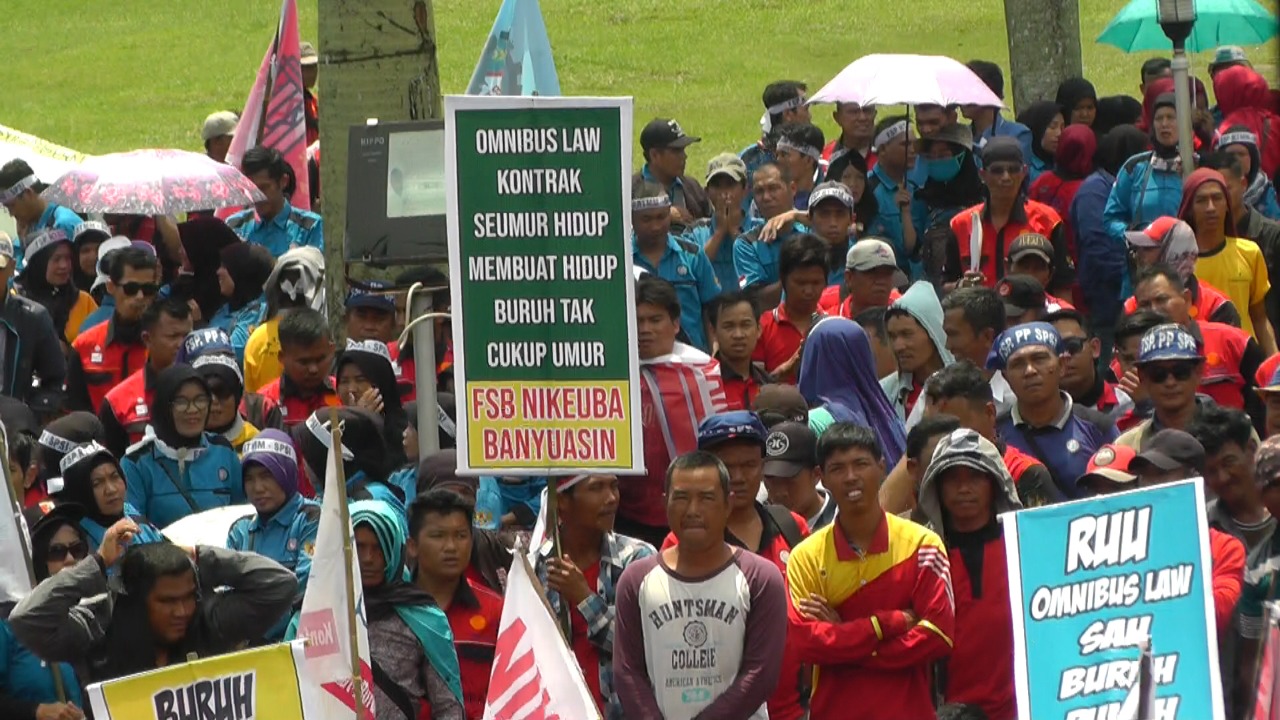 Ribuan buruh menolak RUU Cipta Kerja atau Omnibus Law di Kantor Gubernur Sumsel, Rabu (11/3).