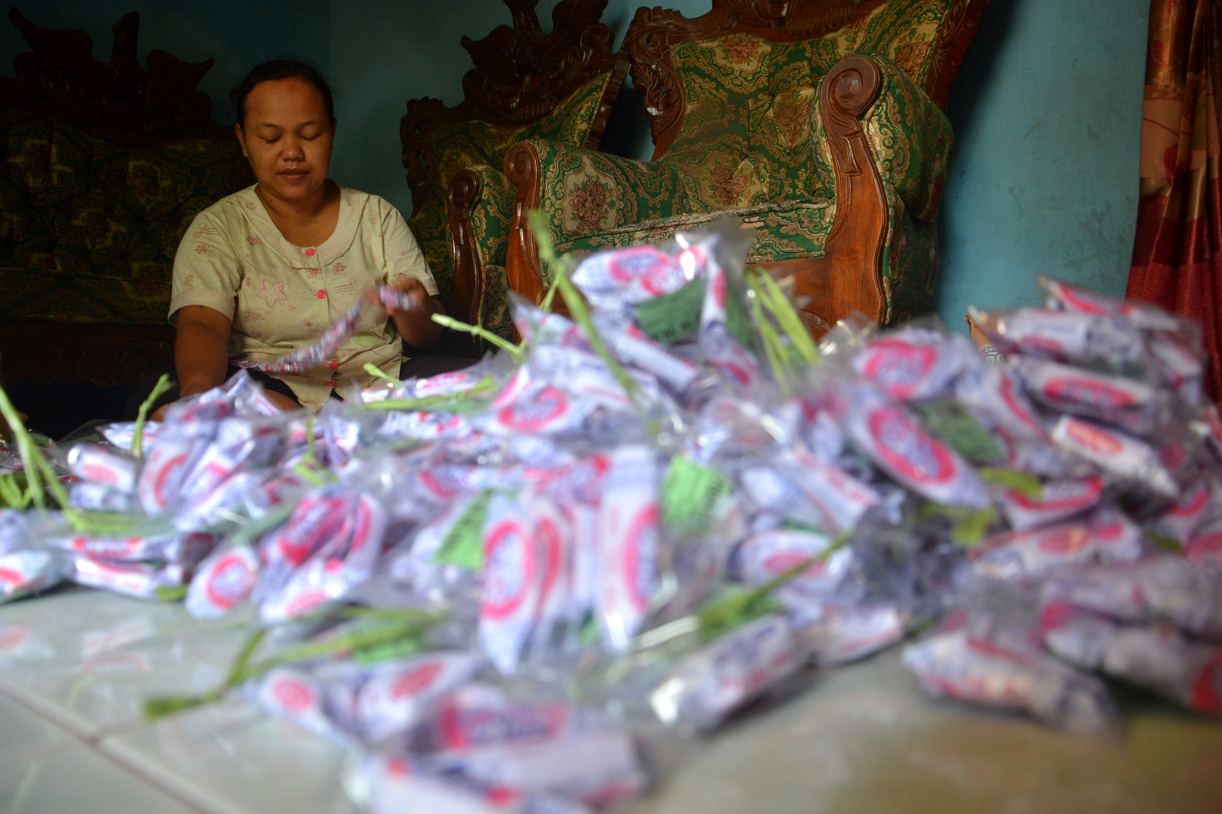 Warga mengemasi permen jahe industri rumahan di Desa Bandung, Kecamatan Diwek, Kabupaten Jombang, Jawa Timur, Sabtu (4/4/2020).