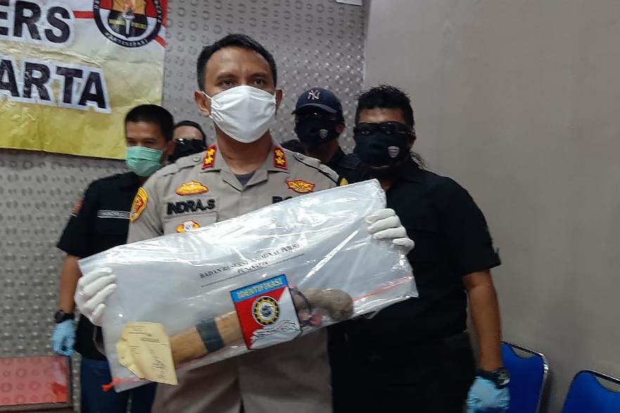 Kapolres Purwakarta AKB Indra Setiawan menunjukkan barang bukti perampokan dan pembacokan terhadap pasangan perawat di Purwakarta.
