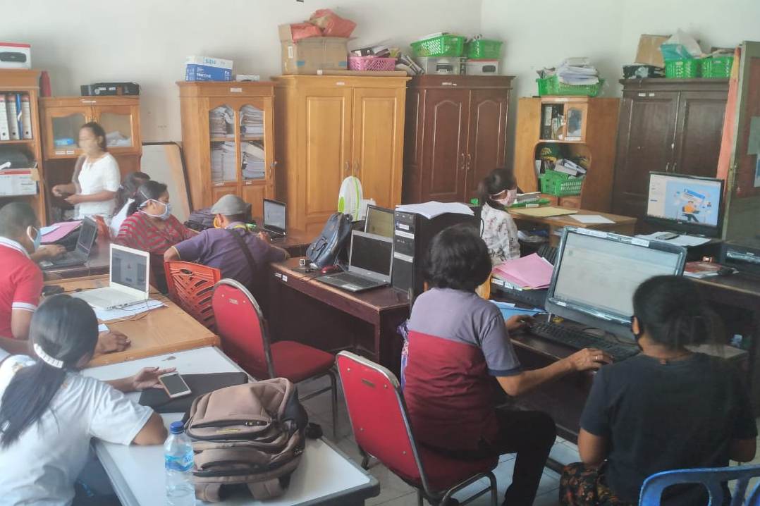 Warga di Nagekeo mendaftar untuk mendapatkan Kartu Prakerja