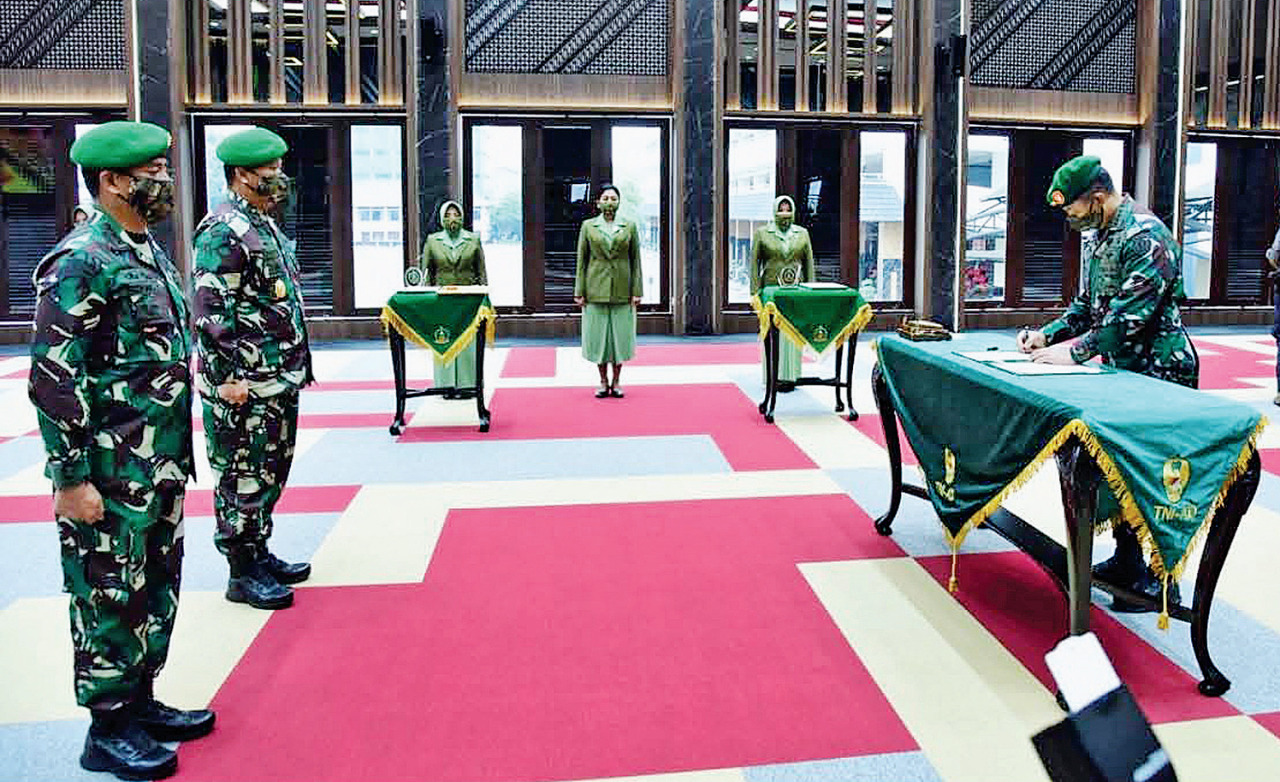 Kasad Jenderal TNI Andika Perkasa (kanan) memimpin Upacara Sertijab Wakasad dari Letjen TNI Tatang Sulaiman ke Mayjend TNI Moch Fachrudin