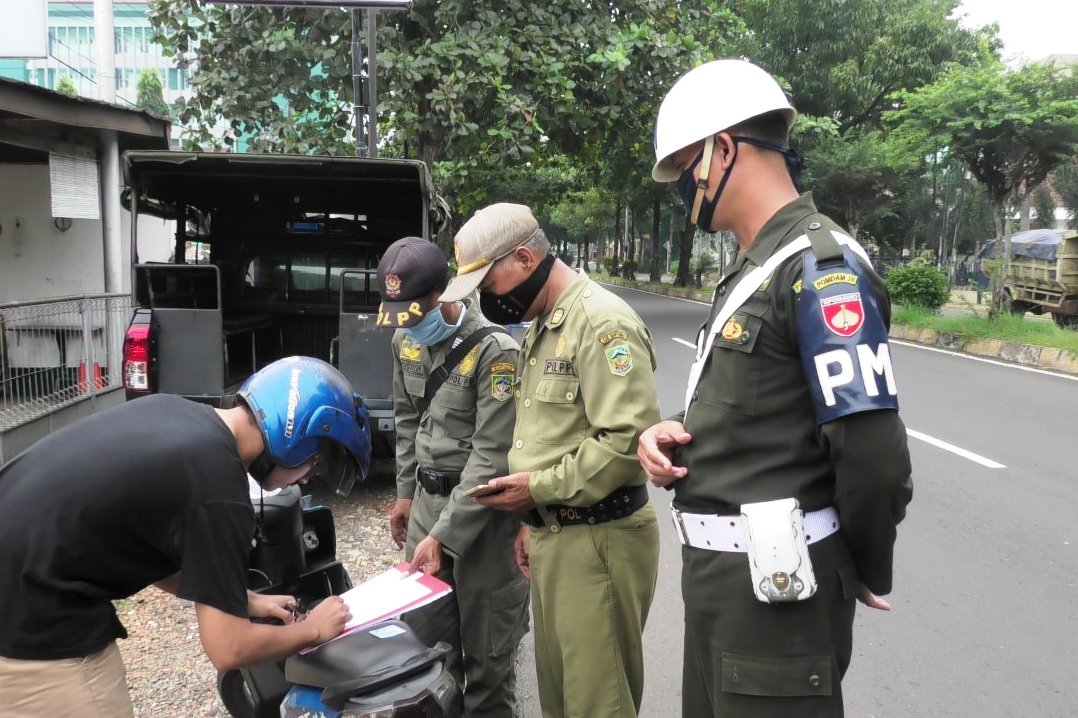 Razia dilakukan oleh Satpol PP kepada warga yang tidak menggunakan masker di tempat umum.
