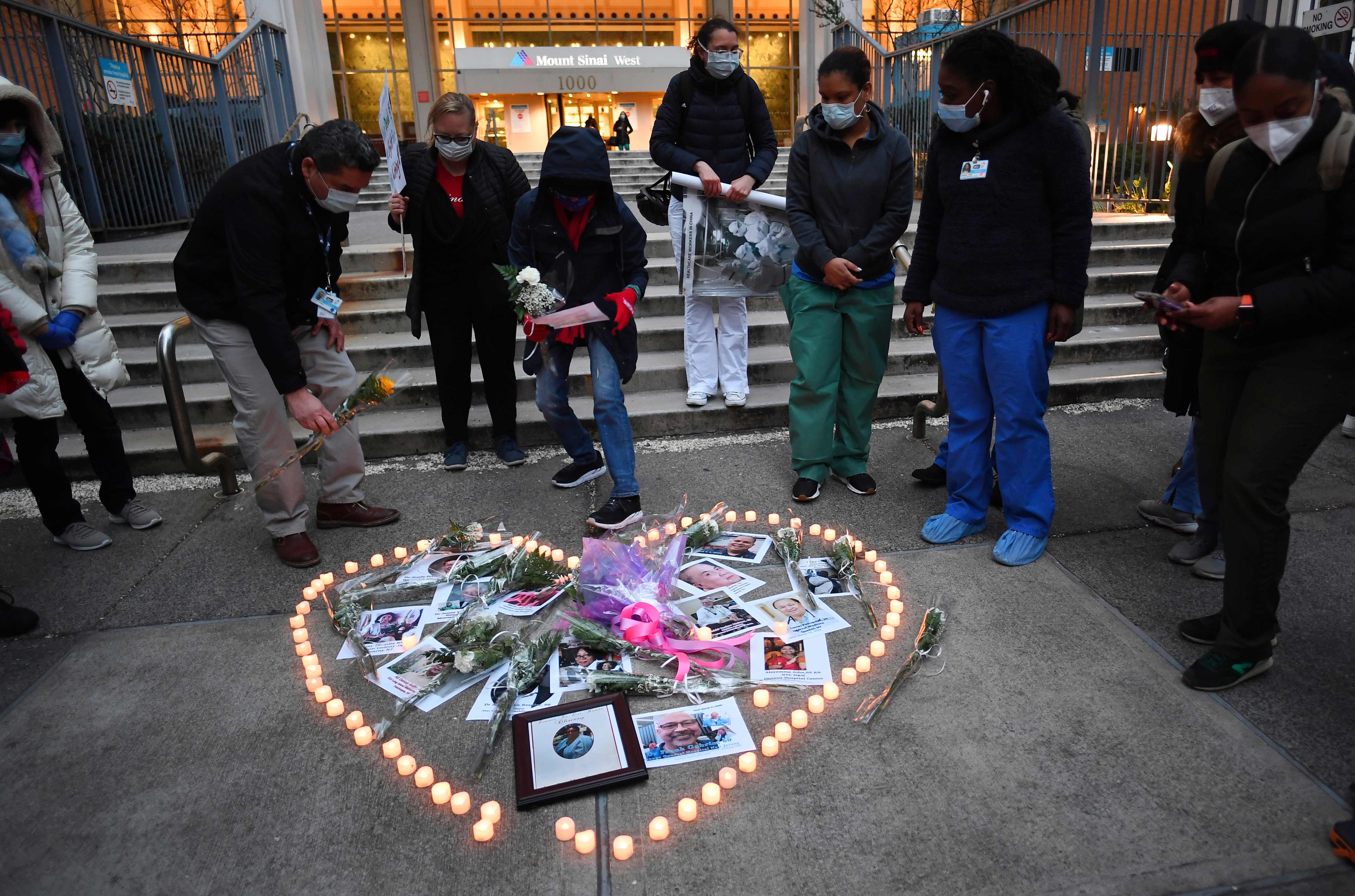 Perawat dan petugas kesehatan Mount Sinai Hospital di New Yor berduka mengingat rekan-rekan yang meninggal selama wabah covid-19.