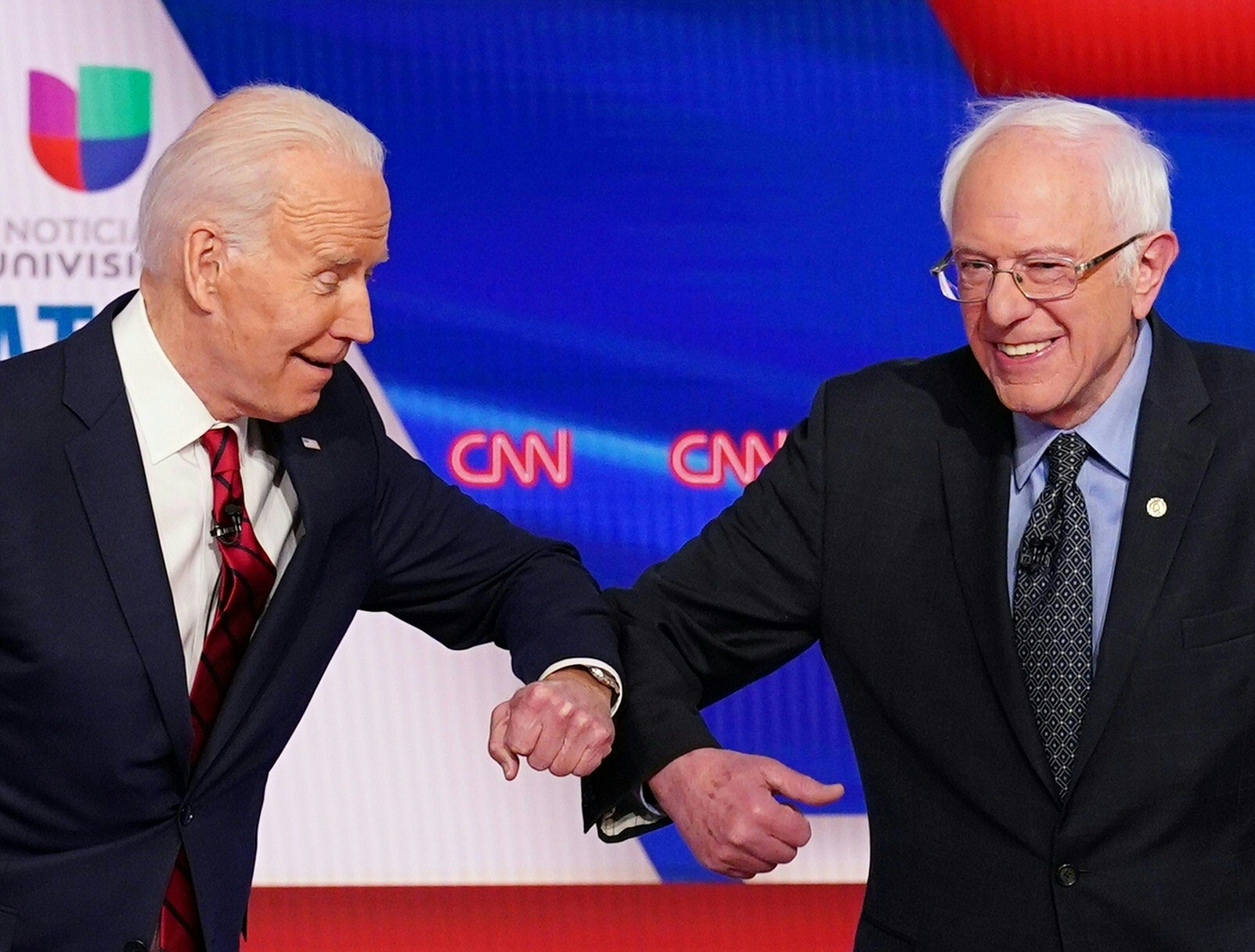 Joe Biden (kiri) dan Bernie Sanders