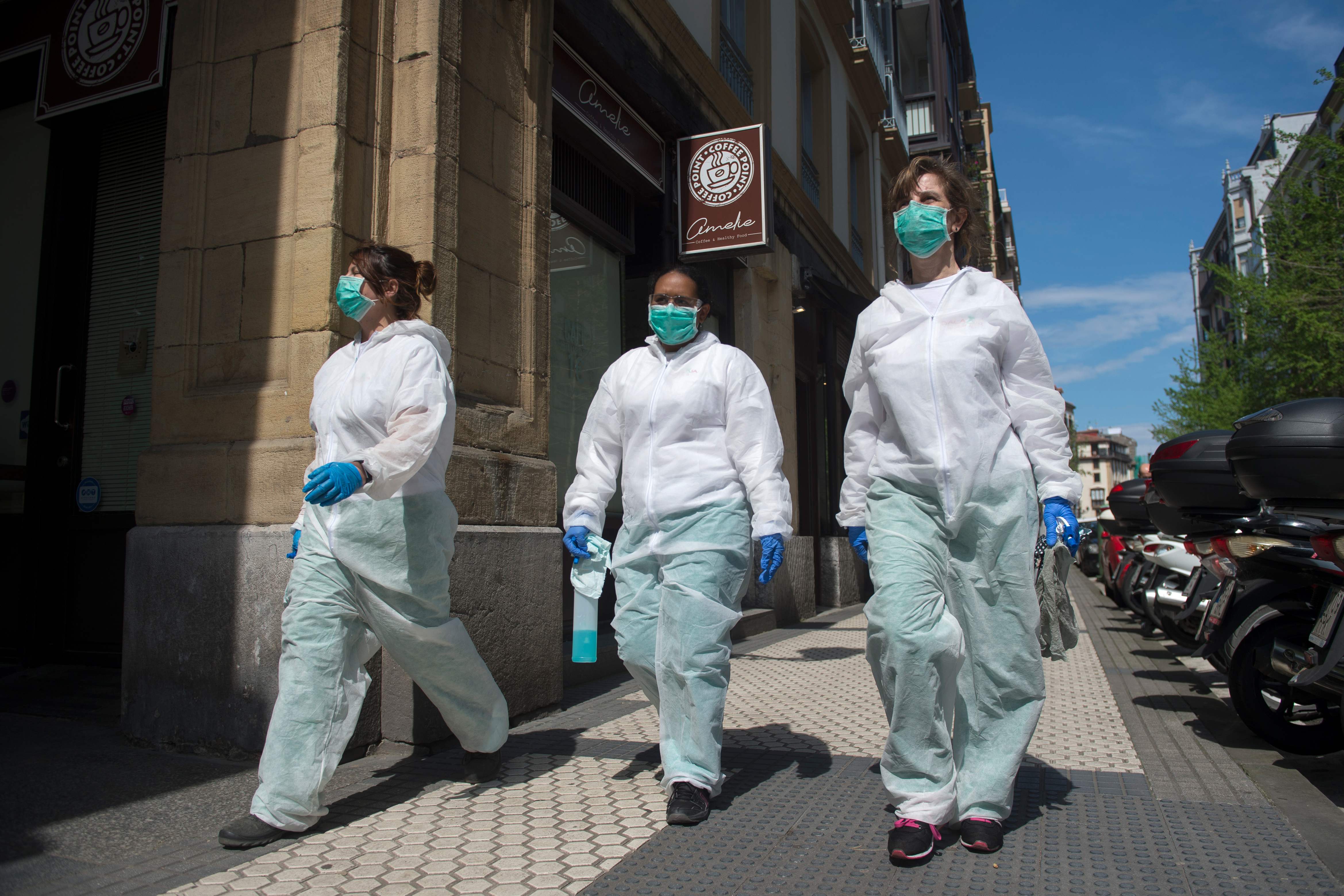 para pekerja sedang menuju area pemberhentian bus untuk membersihkan bus umumdi San Sebastian 