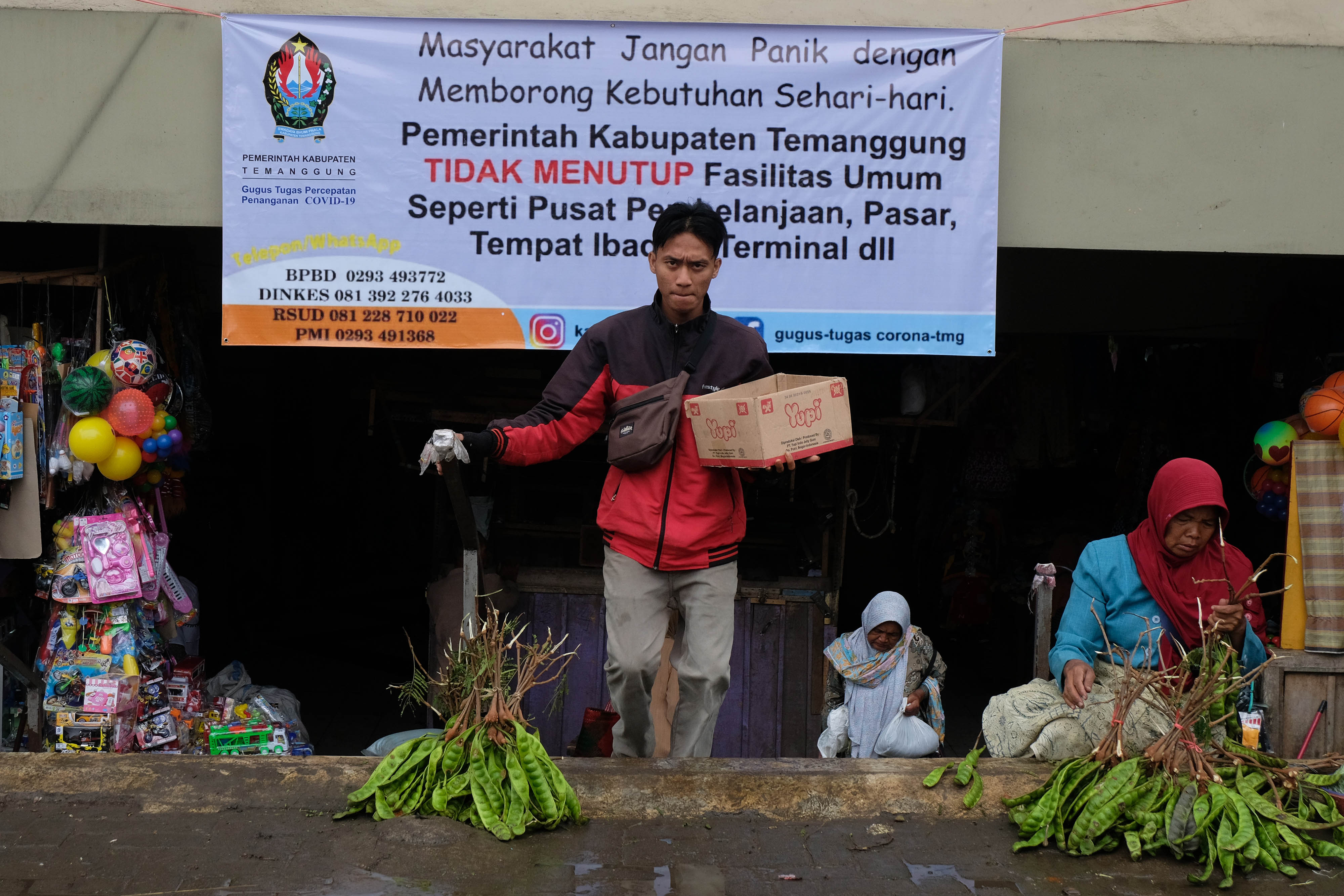 Spanduk imbauan untuk tidak memborong bahan pangan di Pasar Wage Ngadirejo, Temanggung, Jawa Tengah, Kamis (2/4).